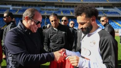 Photo of محمد صلاح يهدي الرئيس السيسي قميص منتخب مصر