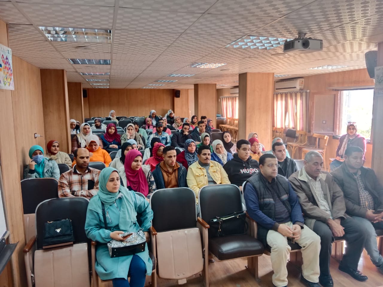    نظم مجمع إعلام بنها بالقليوبية ندوة تثقيفية تحت عنوان "دور الشباب فى تنمية الاسرة المصرية" وذلك بمقر قاعة مديرية الشباب والرياضة بالقليوبية. جاء هذا فى إطار الحملة التثقيفية " تنمية الأسرة المصرية " تحت شعار أسرتك ثروتك والتى أطلقتها الهيئة العامة للإستعلامات برئاسة الكاتب الصحفي الدكتور ضياء رشوان وبتوجيهات دكتور أحمد يحيي رئيس قطاع الإعلام الداخلي. وتجدر الإشارة انه حاضر بها كلا من الدكتور محمود الصبروط وكيل وزارة الشباب والرياضة بالقليوبية، والدكتورة هند فؤاد استاذ علم الاجتماع بالمركز القومى للبحوث الاجتماعية والجنائية. والجدير بالذكر أن الحملة تستهدف مناقشة القضية السكانية من مختلف الجوانب بهدف الارتقاء بحياة المواطن المصري والأسرة المصرية وسعيا لتحقيق التنمية المستدامة وخطط الدولة من أجل النهوض والتطوير. استهلت اللقاء أمانى الحاج على مدير مجمع اعلام بنها بالترحيب وتقديم الشكر والامتنان لحسن الاستقبال والضيافة كما وجهت الشكر للجمهور لتلبية الدعوة والحضور لهذا اللقاء الإعلامي واستكملت الحديث بالتعريف بالهيئة العامة للاستعلامات ودورها ف التوعية والتثقيف داخليا عبر مراكز الاعلام على مستوى الجمهورية، موضحة دور تلك المراكز الاعلامية فى تحقيق التواصل المباشر مع الجمهور. وفى سياق متصل استكمل الحديث دكتور محمود الصبروط وكيل وزارة الشباب والرياضة والذى عبر عن ان الاستراتيجة الرياضية لا تعنى فقط الاهتمام باللياقة البدنية فحسب وانما تستهدف تكوين الشخصية المصرية والتأثير بالايجاب على وجدان الشباب معبرا عن واهمية دور الاسرة باعتبارها الكيان الاول لتكوين المجتمع. والقى الصبروط الضوء ايضا على المشروعات المصرية وأهمها حياة كريمة وأضاف الصبروط ان دور الرياضة لا يقتصر على مراكز الشباب والنوادى فقط وانما امتد لإنشاء مراكز التنمية البشرية ومراكز التخاطب ومراكز الرسم والابداع بالاضافة للقوافل الطبية بمراكز الشباب للكشف على المواطنين فى مختلف التخصصات وتقديم العلاج ايضا اضافة الى حفلات تكريم المتفوقين والموهوبين علميا بداخل المراكز والتى وصل عددها بالقليوبية ل ٢٠٥ مركز شباب و١٦ نادى و٣ مراكز تنمية بشرية بالاضافة لمشروعات الحرف الصغيرة كل ذلك التطوير من شأنه الارتقاء بالمواطن المصري ورفع كفاءة الاسرة المصرية وتحقيق التوازن لدى الاطفال. وفى هذا الاطار تحدثت الدكتورة هند فؤاد عن أهمية دور الشباب فى الاسرة المصرية فهو عنصر اساسي بها واذا استقام الشاب استقامت الاسرة واستقام المجتمع بأكمله معبرة عن اهمية ان تتضافر المؤسسات المختلفة للنهوض بالشباب المصرى وتمكينه من المشاركة والاندماج والبعد به عن العزلة التى سببها له الانترنت مؤكدة ان ما يقال عبر السوشيال ميديا نصفة فقط قد يكون صحيح. ودعت الدكتورة هند فؤاد الشباب لتحرى الاخبار وعدم الانسياق وراء ما يسمعونه وأضافت انه لابد من الاهتمام ليس فقط بالتعليم وانما الوعى ايضا من أجل ننأى بشبابنا بعيدا عن المخدرات والإرهاب والتطرف، مناشدة الامهات لتثقيف ذاتها عبر البحث الإلكتروني كى تتمكن من التعامل الجيد مع أبنائها وخلق جيل متزن نفسيا قادر على خدمة بلدنا الحبيبة واختتم اللقاء بأسئلة الحضور عن كيفية تنمية وعى الاطفال والسعى للبدء بأنفسنا والتأكيد على ان الاسرة هى اساس استقامة المجتمع 