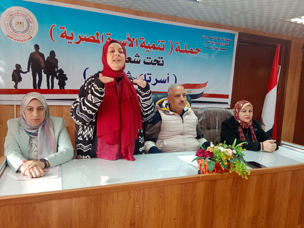    نظم مجمع إعلام بنها بالقليوبية ندوة تثقيفية تحت عنوان "دور الشباب فى تنمية الاسرة المصرية" وذلك بمقر قاعة مديرية الشباب والرياضة بالقليوبية. جاء هذا فى إطار الحملة التثقيفية " تنمية الأسرة المصرية " تحت شعار أسرتك ثروتك والتى أطلقتها الهيئة العامة للإستعلامات برئاسة الكاتب الصحفي الدكتور ضياء رشوان وبتوجيهات دكتور أحمد يحيي رئيس قطاع الإعلام الداخلي. وتجدر الإشارة انه حاضر بها كلا من الدكتور محمود الصبروط وكيل وزارة الشباب والرياضة بالقليوبية، والدكتورة هند فؤاد استاذ علم الاجتماع بالمركز القومى للبحوث الاجتماعية والجنائية. والجدير بالذكر أن الحملة تستهدف مناقشة القضية السكانية من مختلف الجوانب بهدف الارتقاء بحياة المواطن المصري والأسرة المصرية وسعيا لتحقيق التنمية المستدامة وخطط الدولة من أجل النهوض والتطوير. استهلت اللقاء أمانى الحاج على مدير مجمع اعلام بنها بالترحيب وتقديم الشكر والامتنان لحسن الاستقبال والضيافة كما وجهت الشكر للجمهور لتلبية الدعوة والحضور لهذا اللقاء الإعلامي واستكملت الحديث بالتعريف بالهيئة العامة للاستعلامات ودورها ف التوعية والتثقيف داخليا عبر مراكز الاعلام على مستوى الجمهورية، موضحة دور تلك المراكز الاعلامية فى تحقيق التواصل المباشر مع الجمهور. وفى سياق متصل استكمل الحديث دكتور محمود الصبروط وكيل وزارة الشباب والرياضة والذى عبر عن ان الاستراتيجة الرياضية لا تعنى فقط الاهتمام باللياقة البدنية فحسب وانما تستهدف تكوين الشخصية المصرية والتأثير بالايجاب على وجدان الشباب معبرا عن واهمية دور الاسرة باعتبارها الكيان الاول لتكوين المجتمع. والقى الصبروط الضوء ايضا على المشروعات المصرية وأهمها حياة كريمة وأضاف الصبروط ان دور الرياضة لا يقتصر على مراكز الشباب والنوادى فقط وانما امتد لإنشاء مراكز التنمية البشرية ومراكز التخاطب ومراكز الرسم والابداع بالاضافة للقوافل الطبية بمراكز الشباب للكشف على المواطنين فى مختلف التخصصات وتقديم العلاج ايضا اضافة الى حفلات تكريم المتفوقين والموهوبين علميا بداخل المراكز والتى وصل عددها بالقليوبية ل ٢٠٥ مركز شباب و١٦ نادى و٣ مراكز تنمية بشرية بالاضافة لمشروعات الحرف الصغيرة كل ذلك التطوير من شأنه الارتقاء بالمواطن المصري ورفع كفاءة الاسرة المصرية وتحقيق التوازن لدى الاطفال. وفى هذا الاطار تحدثت الدكتورة هند فؤاد عن أهمية دور الشباب فى الاسرة المصرية فهو عنصر اساسي بها واذا استقام الشاب استقامت الاسرة واستقام المجتمع بأكمله معبرة عن اهمية ان تتضافر المؤسسات المختلفة للنهوض بالشباب المصرى وتمكينه من المشاركة والاندماج والبعد به عن العزلة التى سببها له الانترنت مؤكدة ان ما يقال عبر السوشيال ميديا نصفة فقط قد يكون صحيح. ودعت الدكتورة هند فؤاد الشباب لتحرى الاخبار وعدم الانسياق وراء ما يسمعونه وأضافت انه لابد من الاهتمام ليس فقط بالتعليم وانما الوعى ايضا من أجل ننأى بشبابنا بعيدا عن المخدرات والإرهاب والتطرف، مناشدة الامهات لتثقيف ذاتها عبر البحث الإلكتروني كى تتمكن من التعامل الجيد مع أبنائها وخلق جيل متزن نفسيا قادر على خدمة بلدنا الحبيبة واختتم اللقاء بأسئلة الحضور عن كيفية تنمية وعى الاطفال والسعى للبدء بأنفسنا والتأكيد على ان الاسرة هى اساس استقامة المجتمع 