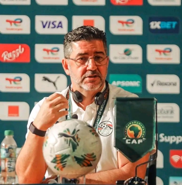 منتخب مصر يواجهة موزمبيق بالقميص الأحمر والشورت الأبيض وموزمبيق بالزي الأصفر ب أمم أفريقيا غدا كتب سامح رشاد يرتدي منتخب مصر الأول لكرة القدم بقيادة البرتغالي روي فيتوريا ، القميص الأحمر والشورت الأبيض والجورب الأسود ، بينما يرتدي منتخب موزمبيق الطاقم الأصفر بالكامل فى المباراة المقرر لها الساعة السابعة غدا بتوقيت القاهرة في إطار الجولة الأولي للمجموعة الثانية ب كأس أمم أفريقيا التي تستضيفها كوت ديفوار وأكد فيتوريا المدير الفني لمنتخب مصر في المؤتمر الصحفي أن فريقة قوي ويمتلك تاريخيا كبيرا في البطولات الأفريقية قائلا " نلعب البطولات لتحقيق الألقاب ونعمل بجد في جميع المباريات والبطولات وأضاف فيتوريا في المؤتمر الصحفي " مستعدون للبطولة " وموزمبيق فريق رائع ولكن كما قلت نلعب للفوز دائما ونحترم جميع المنتخبات ، وأعرف أن المباراة الأولي وضربة البداية مهمة جدا ، وطموحتنا كبيرة في هذة البطولة وتابع مدرب المنتخب " امتلك لاعبين كبار في منتخب مصر والكل جاهز للمشاركة ، وهناك منافسة قوية بينهم والكل جاهز للمشاركة ، واكمل حديثه قائلا محمد صلاح لاعب كبير ووجودة اضافة كبيرة لنا بكل تأكيد