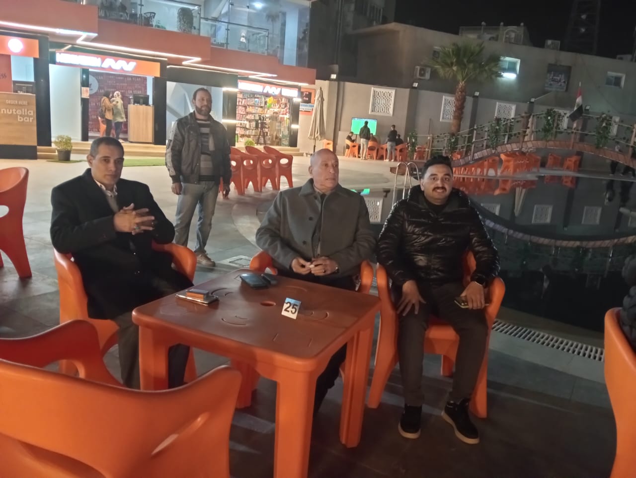 جماهير القليوبية تحتشد لمتابعة مباراة منتخب مصر في كاس الأمم الأفريقية احتشدت الألاف من جماهير محافظة القليوبية في كافة مدن وقرى ومراكز المحافظة لمتابعة مباراة المنتخب الوطني المصري في أولى مبارياته في تصفيات كاس الأمم الأفريقية والتى يواجه فيها اليوم نظيره منتخب موزمبيق على ملعب فيلكس أوفوي بوانيي فى مدينة أبيدجان بكوت ديفوار، فى الجولة الأولى من دور المجموعات بكأس الأمم الأفريقية. وقال المستشار محمود الجيوشي نقيب المحامين بقليوب والذي حضر لمتابعة ومؤازرة منتخب مصر أننا على ثقة في رجولة وإصرار لاعبي المنتخب المصري وأنهم على قدر المسؤولية لتحقيق الفوز في أول مباريات المنتخب بالبطولة والعودة بالكأس . اما المستشار أحمد عبد الحى المدير التنفيذي للنادي فأكد أنه وبتوجيهات من المحاسب حسين عشماوى رئيس مجلس إدارة مركز شباب قليوب تم السماح بدخول وحضور المباراة مجانا ودون اى رسوم آملين في الفوز في أول مشوار البطولة. مؤكدا بقوله أننا على ثقة في أن رجال منتخب مصر الأوفياء سيرفعون راس مصر وسيدخلون البهجة على قلوب المصريين يذكر أن بطولة كأس الأمم الأفريقية لكرة القدم واحدة من أقدم البطولات وأهمها على المستوى العالمي وتقام جميع مباريات منتخب مصر فى دور المجموعات ببطولة أمم أفريقيا على ملعب فيلكس أوفوي بوانيي في مدينة أبيدجان، وهو الملعب الذي يتسع لـ33 ألف متفرج. ويعد منتخب مصر أكثر المنتخبات تتويجا بلقب كأس الأمم الأفريقية برصيد 7 ألقاب أعوام (1957 و1959 و1986 و1998 و2006 و2008 و2010