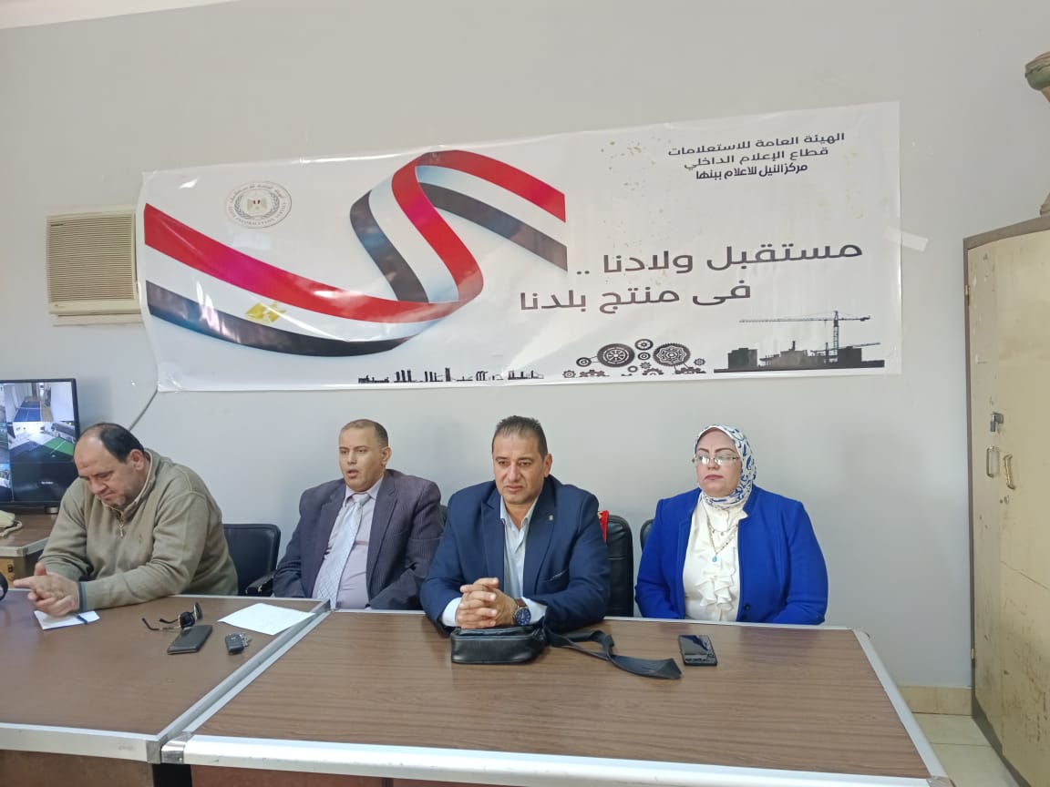 تحت شعار "مستقبل بلدنا فى منتج بلدنا" بالحملة الإعلامية لدعم الصناعات المحلية والتى تتبناها الهيئة العامة للاستعلامات متمثلة فى قطاع الاعلام الداخلى برئاسة الدكتور أحمد يحيى رئيس قطاع الاعلام الداخلى. عقد مركز النيل للإعلام ببنها الندوة إعلامية تحت عنوان "أهمية الصناعات الصغيرة والمتوسطة فى دعم الإقتصاد المصري"، حيث أدار اللقاء حسام ابراهيم اخصائي اعلام بمركز النيل للاعلام. واستهل الندوة حسام إبراهيم أخصائي إعلام بمركز النيل حديثه بتعريف دور بدور الهيئة العامة للاستعلامات التى يرأسها الدكتور ضياء رشوان هي الجهاز الإعلام الرسمي والعلاقات العامة للدولة والتى تهتم بشرح سياسة الدولة في المجالات المختلفة السياسية والاقتصادية والاجتماعية والثقافية على الصعيدين الداخلي والخارجي. ينظم قطاع الإعلام الداخلي التابع الهيئة العامة للاستعلامات حملة إعلامية لدعم الصناعة الوطنية وتفضيل شراء المنتج المحلى تحت شعار "مستقبل ولادنا فى منتج بلدنا"، وتستهدف الحملة التعريف بالصناعات المحلية ، ودعم وتوطين الصناعات الوطنية، وحل المشاكل التى تواجه أصحاب الصناعات والمشروعات الصغيرة، بالإضافة الى تقليل الفاتورة الاستيرادية. وقال هشام عباس مدير الخدمات الغير مالية بجهاز المشروعات الصغيرة والمتوسطة بالقليوبية حديث اهمية قطاع المشروعات المتوسطة والصغيرة ومتناهية الصغر، حيث تلعب قطاع المشروعات المتوسطة والصغيرة ومتناهية الصغر دورا كبيرا في تحقيق وتفعيل خطة الدولة لتشييد استراتيجية التنمية المستدامة (رؤية مصر ٢٠٣٠)، وذلك للنهوض بالاقتصاد الوطني والمشاركة في التنمية والمساهمة في مواجهة البطالة. وأضاف عباس بناء على ذلك تم تشكل مثل هذه المشروعات المتوسطة والصغيرة طوق النجاة أو عنق زجاجة بالنسبة لاقتصاديات الدول النامية والمتقدمة على السواء بصفة عامة واقتصاد جمهورية مصر العربية بصفة خاصة، وذلك للانطلاق نحو النمو وتحقيق فائض يساهم في تحقيق التنمية المستدامة. وأشار عباس الى من الاستفادة القصوى من المشروعات الصغيرة والمتوسطة، يوجد تعاون بين جميع الجهات والوزارات وجهاز تنمية المشروعات لتحقيق طفرة متكاملة في هذا القطاع الحيوي من خلال وضع حلول متكاملة وتقديم المزيد من التيسيرات والخدمات وإتاحة البيئة الداعمة لتحفيز الشباب على العمل الحر. كما اكد عباس أن إقامة مشروعات صغيرة ومتناهية في الصغر تساهم في تنمية الاقتصاد الوطني وتحقيق مستقبل أفضل للشباب ملاذ يقوم على الابتكار والمعرفة، وذلك كله لكي يصبح قطاع المشروعات المتوسطة والصغيرة والمتناهية الصغر محركا رئيسيا لعملية التحول الاقتصادي والاجتماعي في مصر.  وفى نهاية حديثه اكد عباس الحقيقة أن الدولة ممثلة في وزارة الصناعة والتجارة وجهاز تنمية المشروعات المتوسطة والصغيرة لا تألو جهدا في تقديم الدعم المالي لكل أنواع المشروعات الصغيرة ومتناهية الصغر الجديدة والقائمة سواء كانت صناعية أو تجارية أو خدمية أو حرفية، وكذلك مشروعات الثروة الحيوانية والسمكية والداجنة كما تعمل على تيسير كافة العقبات للمشروعات الصغيرة لتصل للمنافسة بالأسواق المحلية والعالمية، حيث تقدم حزمة متنوعة من المنتجات التمويلية المختلفة بأسعار عائد تنافسية لتلبية احتياجات كافة شرائح العملاء من أصحاب المشروعات الصغيرة ومتناهية الصغر.