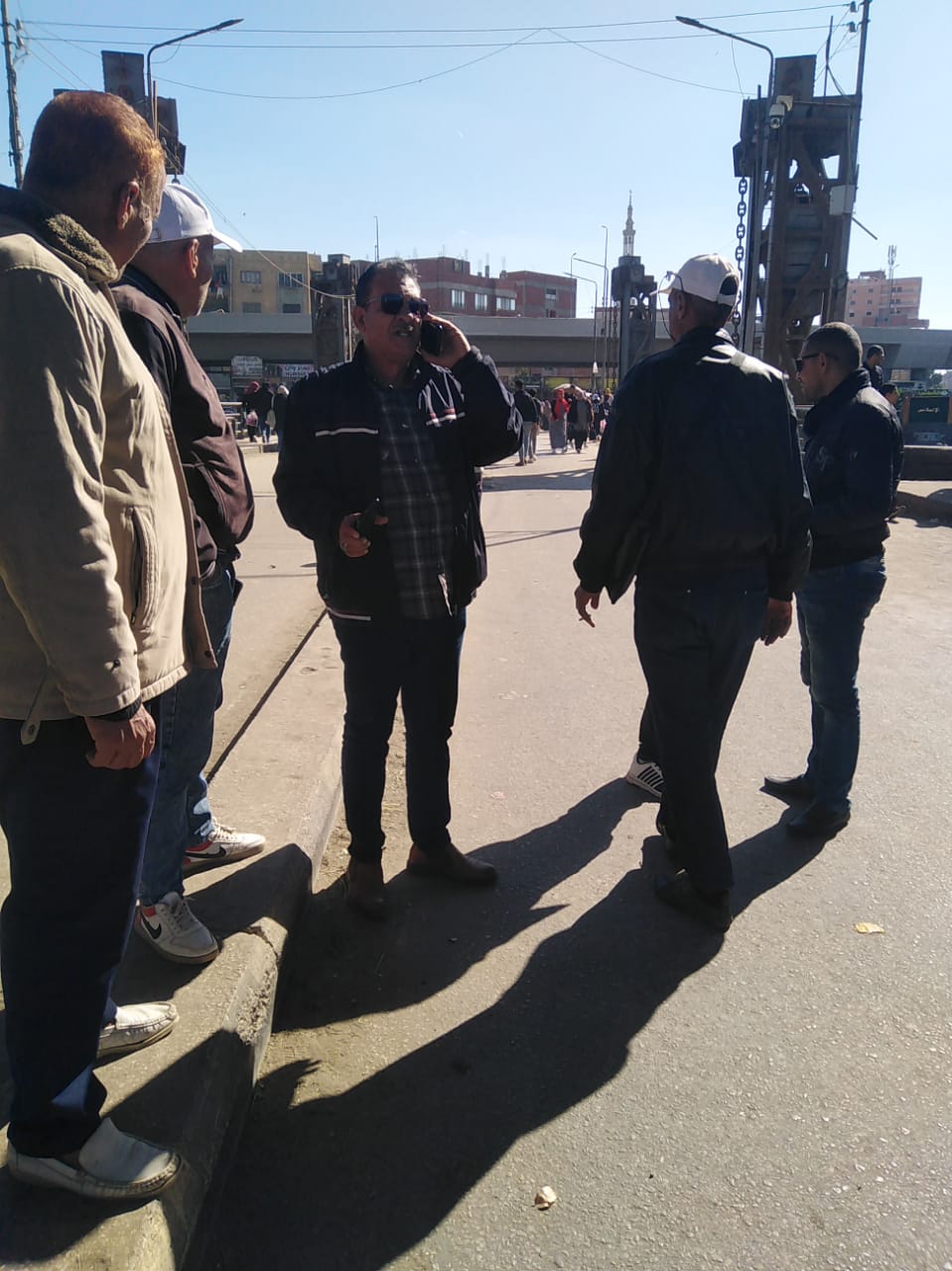  شنت إدارة الإشغالات بنها ،اليوم برئاسة السيد حامد مدير إدارة الإشغالات وبمعاونة الجهاز المعاون والمكون من كلا من أيمن مغاوري وبالتنسيق مع شرطة مرافق ببنها تم الدفع بسلسلة من الحملات الهادفة للحفاظ على المنظر الجمالي لكوبري الرياح التوفيق ببنها والطرق والشوارع المؤدية لمنطقة منشيه النور ومنع التكدس وتسير حركه المواطنين على الكبارى والطرق. وجاء هذا تنفيذا لتوجيهات اللواء عبد الحميد الهجان محافظ القليوبية والمحاسب محمد عبد الحميد مرعى رئيس الوحدة المحلية لمركز ومدينة بنها بتكثيف الحملات لمواجهة ظاهرة الإشغالات بشوارع مدينة بنها وخاصة على الكبارى والشوارع والطرق الرئيسية والتى تمثل عائقا للطريق امام المواطنين وتشوه المظهر الجمالي للمدينة. وشهدت مدينة بنها عدة حملات بالعديد من القرى وعدد من مناطق المدينة لإزالة اى معوقات أمام المواطنين.