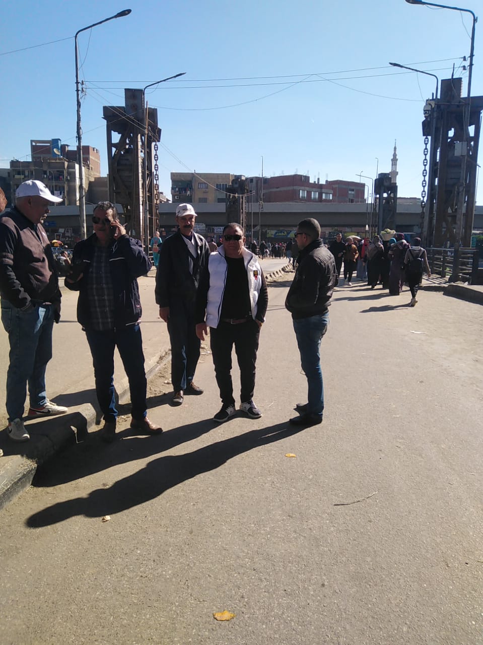  شنت إدارة الإشغالات بنها ،اليوم برئاسة السيد حامد مدير إدارة الإشغالات وبمعاونة الجهاز المعاون والمكون من كلا من أيمن مغاوري وبالتنسيق مع شرطة مرافق ببنها تم الدفع بسلسلة من الحملات الهادفة للحفاظ على المنظر الجمالي لكوبري الرياح التوفيق ببنها والطرق والشوارع المؤدية لمنطقة منشيه النور ومنع التكدس وتسير حركه المواطنين على الكبارى والطرق. وجاء هذا تنفيذا لتوجيهات اللواء عبد الحميد الهجان محافظ القليوبية والمحاسب محمد عبد الحميد مرعى رئيس الوحدة المحلية لمركز ومدينة بنها بتكثيف الحملات لمواجهة ظاهرة الإشغالات بشوارع مدينة بنها وخاصة على الكبارى والشوارع والطرق الرئيسية والتى تمثل عائقا للطريق امام المواطنين وتشوه المظهر الجمالي للمدينة. وشهدت مدينة بنها عدة حملات بالعديد من القرى وعدد من مناطق المدينة لإزالة اى معوقات أمام المواطنين.