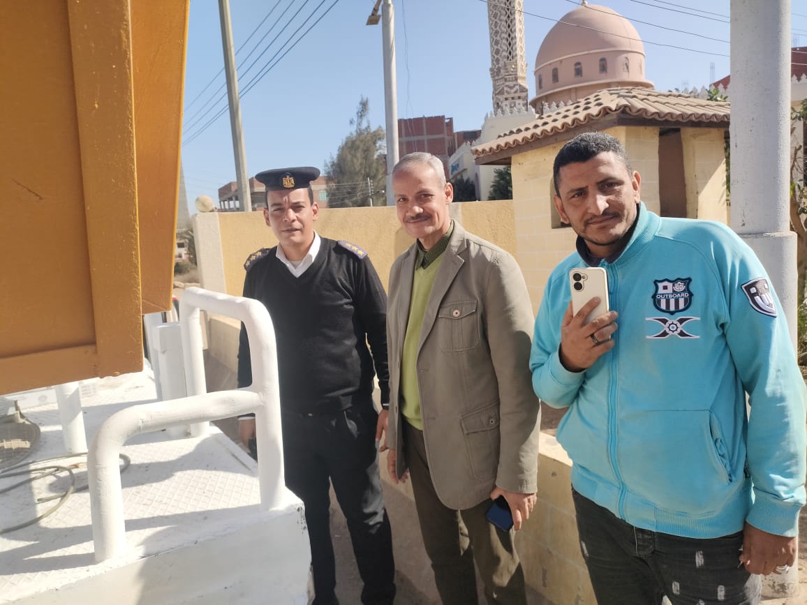 كتبت: الهام السيد _ متابعة: وائل جمال   في استجابة سريعة لشكاوى المواطنين، وجه حمدي عراقي رئيس الوحدة المحلية بشبلنجة مركز بنها، فريق العمل بإدارة الكهرباء، لسرعة إصلاح وصيانة أعمدة الإنارة ومراجعة كافة الأعمدة والكشافات واستبدال المعطلة منها بالطرق الرئيسية والطريق العمومي، حفاظاً على أرواح وسلامة المواطنين. جاء هذا في إطار حرص اللواء عبد الحميد الهجان محافظ القليوبية، على ضرورة المتابعة المستمرة لشكاوي المواطنين، والعمل على حلها في أسرع وقت لتحسين مستوى الخدمات المقدمة إليهم. على الفور تم ارسال برج من مجلس مدينة بنها ومجموعة من الفنين بإدارة الإنارة بالحي، بناء على تعليمات المحاسب محمد عبد الحميد مرعي رئيس مجلس مدينة ومركز بنها، لإجراء أعمال صيانة وإصلاح أعطال أعمدة الإنارة العامة، وتركيب كشافات الإنارة الناقصة، بالطريق السريع شبلنجة، كما تمت أعمال صيانة وتأمين أعمدة الإضاءة العامة وإصلاح الأعطال بالمنطقة وتم عمل الصيانة اللازمة، وإضاءة الأعمدة بنطاق كمين شبلنجة. وكان قد أرسل عدد من قراء موقع «نبض العالم» الشكوى من خلال خدمة صحافة المواطن وذلك عبر خدمة “واتس آب” نبض العالم برقم 01061372545 أو عبر البريد الالكتروني nabdelaalam@gmail.com ، أو عبر رسائل الفيس بوك ، على أن تنشر الأخبار المصورة والفيديوهات بإسم القارئ.