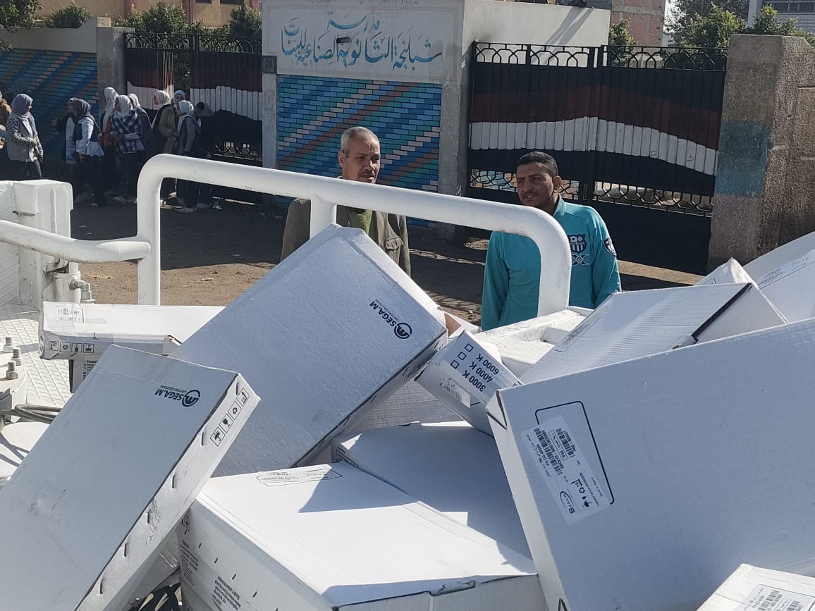 كتبت: الهام السيد _ متابعة: وائل جمال   في استجابة سريعة لشكاوى المواطنين، وجه حمدي عراقي رئيس الوحدة المحلية بشبلنجة مركز بنها، فريق العمل بإدارة الكهرباء، لسرعة إصلاح وصيانة أعمدة الإنارة ومراجعة كافة الأعمدة والكشافات واستبدال المعطلة منها بالطرق الرئيسية والطريق العمومي، حفاظاً على أرواح وسلامة المواطنين. جاء هذا في إطار حرص اللواء عبد الحميد الهجان محافظ القليوبية، على ضرورة المتابعة المستمرة لشكاوي المواطنين، والعمل على حلها في أسرع وقت لتحسين مستوى الخدمات المقدمة إليهم. على الفور تم ارسال برج من مجلس مدينة بنها ومجموعة من الفنين بإدارة الإنارة بالحي، بناء على تعليمات المحاسب محمد عبد الحميد مرعي رئيس مجلس مدينة ومركز بنها، لإجراء أعمال صيانة وإصلاح أعطال أعمدة الإنارة العامة، وتركيب كشافات الإنارة الناقصة، بالطريق السريع شبلنجة، كما تمت أعمال صيانة وتأمين أعمدة الإضاءة العامة وإصلاح الأعطال بالمنطقة وتم عمل الصيانة اللازمة، وإضاءة الأعمدة بنطاق كمين شبلنجة. وكان قد أرسل عدد من قراء موقع «نبض العالم» الشكوى من خلال خدمة صحافة المواطن وذلك عبر خدمة “واتس آب” نبض العالم برقم 01061372545 أو عبر البريد الالكتروني nabdelaalam@gmail.com ، أو عبر رسائل الفيس بوك ، على أن تنشر الأخبار المصورة والفيديوهات بإسم القارئ.