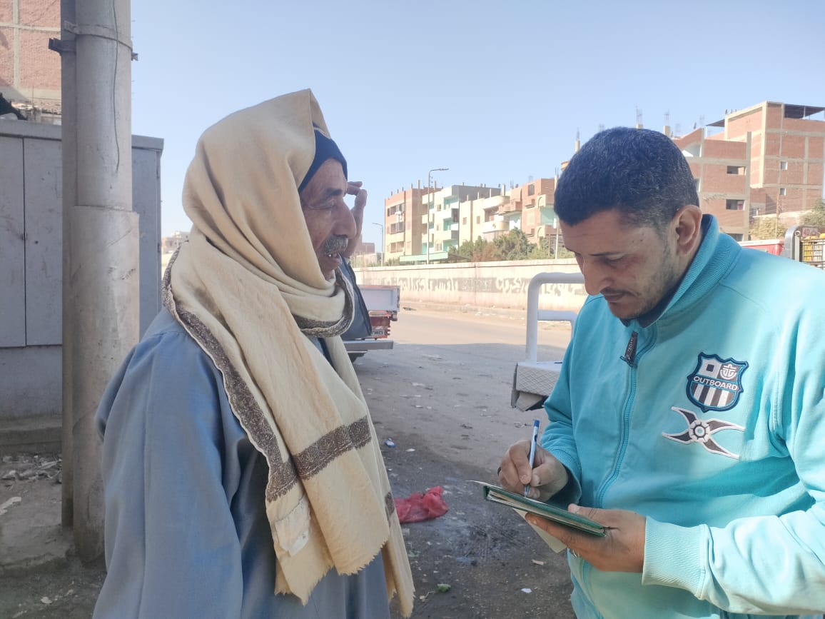 كتبت: الهام السيد _ متابعة: وائل جمال   في استجابة سريعة لشكاوى المواطنين، وجه حمدي عراقي رئيس الوحدة المحلية بشبلنجة مركز بنها، فريق العمل بإدارة الكهرباء، لسرعة إصلاح وصيانة أعمدة الإنارة ومراجعة كافة الأعمدة والكشافات واستبدال المعطلة منها بالطرق الرئيسية والطريق العمومي، حفاظاً على أرواح وسلامة المواطنين. جاء هذا في إطار حرص اللواء عبد الحميد الهجان محافظ القليوبية، على ضرورة المتابعة المستمرة لشكاوي المواطنين، والعمل على حلها في أسرع وقت لتحسين مستوى الخدمات المقدمة إليهم. على الفور تم ارسال برج من مجلس مدينة بنها ومجموعة من الفنين بإدارة الإنارة بالحي، بناء على تعليمات المحاسب محمد عبد الحميد مرعي رئيس مجلس مدينة ومركز بنها، لإجراء أعمال صيانة وإصلاح أعطال أعمدة الإنارة العامة، وتركيب كشافات الإنارة الناقصة، بالطريق السريع شبلنجة، كما تمت أعمال صيانة وتأمين أعمدة الإضاءة العامة وإصلاح الأعطال بالمنطقة وتم عمل الصيانة اللازمة، وإضاءة الأعمدة بنطاق كمين شبلنجة. وكان قد أرسل عدد من قراء موقع «نبض العالم» الشكوى من خلال خدمة صحافة المواطن وذلك عبر خدمة “واتس آب” نبض العالم برقم 01061372545 أو عبر البريد الالكتروني nabdelaalam@gmail.com ، أو عبر رسائل الفيس بوك ، على أن تنشر الأخبار المصورة والفيديوهات بإسم القارئ.