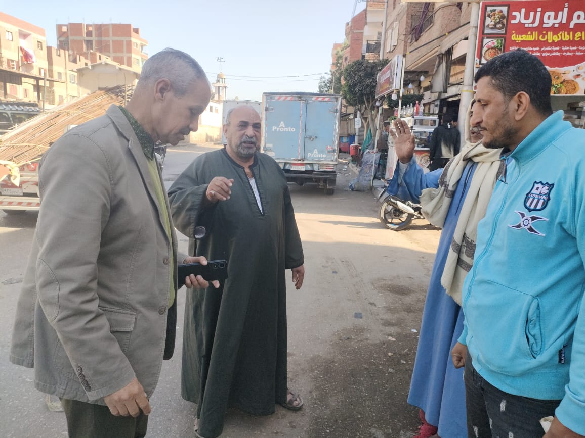 كتبت: الهام السيد _ متابعة: وائل جمال   في استجابة سريعة لشكاوى المواطنين، وجه حمدي عراقي رئيس الوحدة المحلية بشبلنجة مركز بنها، فريق العمل بإدارة الكهرباء، لسرعة إصلاح وصيانة أعمدة الإنارة ومراجعة كافة الأعمدة والكشافات واستبدال المعطلة منها بالطرق الرئيسية والطريق العمومي، حفاظاً على أرواح وسلامة المواطنين. جاء هذا في إطار حرص اللواء عبد الحميد الهجان محافظ القليوبية، على ضرورة المتابعة المستمرة لشكاوي المواطنين، والعمل على حلها في أسرع وقت لتحسين مستوى الخدمات المقدمة إليهم. على الفور تم ارسال برج من مجلس مدينة بنها ومجموعة من الفنين بإدارة الإنارة بالحي، بناء على تعليمات المحاسب محمد عبد الحميد مرعي رئيس مجلس مدينة ومركز بنها، لإجراء أعمال صيانة وإصلاح أعطال أعمدة الإنارة العامة، وتركيب كشافات الإنارة الناقصة، بالطريق السريع شبلنجة، كما تمت أعمال صيانة وتأمين أعمدة الإضاءة العامة وإصلاح الأعطال بالمنطقة وتم عمل الصيانة اللازمة، وإضاءة الأعمدة بنطاق كمين شبلنجة. وكان قد أرسل عدد من قراء موقع «نبض العالم» الشكوى من خلال خدمة صحافة المواطن وذلك عبر خدمة “واتس آب” نبض العالم برقم 01061372545 أو عبر البريد الالكتروني nabdelaalam@gmail.com ، أو عبر رسائل الفيس بوك ، على أن تنشر الأخبار المصورة والفيديوهات بإسم القارئ.