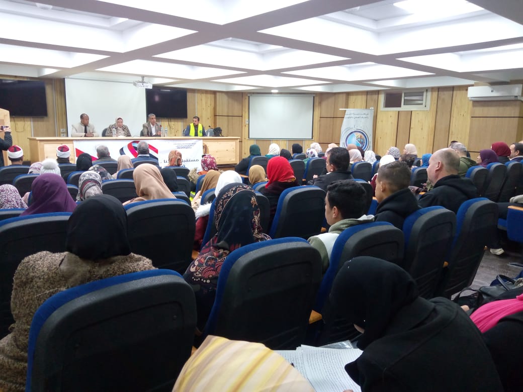 عقد مركز النيل للاعلام ببنها، اليوم ندوة بعنوان التمويل والتسويق للمشروعات الصغيرة بمجلس مدينة شبين القناطر، بحضور خالد الحوفي رئيس مجلس مدينة شبين القناطر والدكتورة نجلاء الفرماوي مدير مكتب المبادرات الشبابية بالمحافظة. جاء هذا في إطار الحملة التي ينظمها قطاع الإعلام الداخلي بالهيئة العامة للاستعلامات برئاسة الكاتب الصحفى ضياء رشوان، حملة إعلامية لدعم الصناعة الوطنية وتفضيل شراء المنتج المحلي تحت شعار "مستقبل ولادنا فى منتج بلدنا"، تحت إشراف عمرو حسن مدير عام الإدارة العامة لإعلام القليوبية، وأماني الحاج علي مدير مجمع إعلام بنها، وأميرة محروس مشرف نشاط النيل. وحاضر الندوة الدكتور يأسر الشريف مدرب ومدير الإقراض بجهاز تنمية المشروعات، حيث ألقي الضوء علي طرق وشروط التمويل من جانب جهاز المشروعات للمواطنين. وأوضح دكتور هشام السيد دور الجمعيات الأهلية في دعم المنتج المحلي وكيفية تمويلها وتسويقها لمنتجات المشروعات الصغيرة. وفي نفس السياق تحدث محمد رمضان صاحب شركة توريدات وخبير في مجال التسويق عن المعوقات التي تواجه التسويق عامة في المنتج المحلي وسبل الحل، وايضا تحدث عن أهم المنصات الخاصة بتسويق المنتج المحلي لتحسين جودة الصناعات المحلية والبيئية، ودعم وتوطين الصناعات الوطنية، وحل المشاكل التى تواجه أصحاب الصناعات والمشروعات الصغيرة، بالاضافة إلى تقليل الفاتورة الاستيرادية وخفض معدل البطالة، وإحياء الحرف التراثية. والجدير بالذكر أن الحملة الاعلامية لدعم الصناعة الوطنية وتفضيل شراء المنتج المحلي تحت شعار "مستقبل ولادنا فى منتج بلدنا". انطلقت خلال يناير وتستمر حتى نهاية شهر فبراير 2024. واضاف الدكتور ياسر الشريف أن تلك الحملة التي تقوم بها مراكز النيل لها دور في أن يزيد من المستهلك من المنتج المحلي و سيعزز من قدرته على التنافس والتصدير إلى الأسواق الخارجية، وهو ما يعني توفير العملات الصعبة لدفع عجلة الاقتصاد والاستثمار، وهو الهدف الرئيسي للحملة، بالاضافة إلى أن دعم المنتج المحلي يسهم فى حث الشعب على الفخر بمصريته والظهور بشكل مشرف ولائق، وهو ما سيعمل في المستقبل القريب على جذب المزيد من الاستثمارات الخارجية إلى مصر، مع العمل على فتح آفاق جديدة للمنتجات المصرية فى الخارج، مؤكدًا أن ماتقوم به الحملة لحث المواطنين على شراء المنتجات الوطنية والمحلية يدعم ويفتح أبواب رزق كبيرة وفرص عمل حقيقية للشباب المصري. وتجدر الإشارة أن الحملة سيتم تنفيذها من خلال مراكز النيل البالغ عددها 30 مركزا على مستوى الجمهورية، وبالتعاون مع جهاز تنمية المشروعات المتوسطة والصغيرة ومتناهية الصغر، وجميع الوزارات ذات الصلة والغرفة التجارية وغرفة صناعة الحرف اليدوية، ومنظمات المجتمع المدني والجامعات والمراكز البحثية. وسوف يتم تنفيذ الحملة وفق فلسفة وطبيعة عمل مراكز النيل للإعلام بالتركيز على قضايا ومشكلات المجتمعات المحلية، والاهتمام بالموضوعات التطبيقية، ورصد التوصيات والمقترحات وإرسالها إلى الجهات المختصة بحثا عن الحلول ومواجهة التحديات التى تواجه الصناعة المحلية.