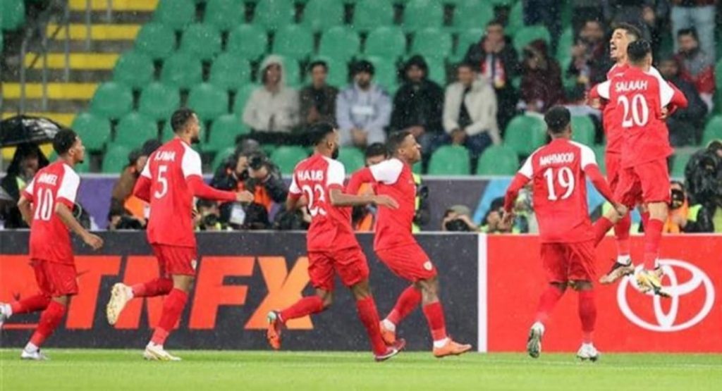 عمان وقيرغيزستان يودعان كاس اسيا بعد تعادلهم ايجابيا 1_1 كتب سامح رشاد تعادلةمنتخب عمان امام نظيرة المنتخب قيرغيزستان بهدف لكل منهما في المباراة التي أقيمت مساء اليوم الخميس علي ستاد عبد الله بن خليفة بالعاصمة القطرية الدوحة في إطار الجولة الثالثة من المجموعة السادسة لدور المجموعات لبطولة كأس أسيا بدأ منتخب عمان الشوط الاول مسيطرا علي نقل الكرة وشن هجمات على مرمي منتخب قيرغيزستان وأسفر هذا الضغط عن هدف التقدم للمنتخب العماني في الدقيقة الثامنه من الشوط الأول وظل المتتخب العماني مسيطر على مجريات اللعب فى الشوط الاول ومع بدايه الشوط التاني واصل المنتخب العماني ضغطة على دفاعات منتخب قيرغيزستان للبحث عن الهدف الثاني وتعزيز تقدمة حتي يضمن الوصول إلي دور ثمن النهائي وفي ظل هذا الضغط يفاجئ منتخب قيرغيزستان الجميع ويحرز هدف التعادل في الدقيقة 80 من عمر المباراة عن طريق اللاعب جويل كوجو بعد الهدف واصل المتتخب العماني الضغط ل ادارك هدف التقدم والصعود ولكن دون جدوي لتنتهي المباراه بالتعادل الأيجابي وخروج المنتخب العماني ومنتخب قيرغيزستان من كأس أسيا ويودعان البطولة معا وجاء ترتيب المجموعة السادسة كالتالي :- 1_ السعوديه 7 نقاط 2_ تايلاند 5 نقاط 3_ عمان نقطتين 4_ قيرغيزستان نقطة واحدة