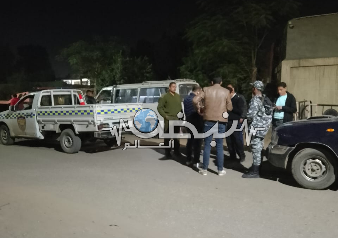 مصرع أمين شرطة اثر دهسة بسيارة ميكروباص في نقطة تمركز امني لكنيسة في بنها متابعة: وائل جمال - كتبت: الهام السيد لقى أمين شرطة مصرعهم - منذ قليل اليوم الخميس- عقب صدمه في حادث سير من سيارة ميكروباص مسرعة في في نقطة تمركز أمني بجوار مقابر المسيحيين بطريق عزبة المتيني- الشموت ببنها بمحافظة القليوبية، أثناء عمله بالنقطة. تلقت مديرية أمن القليوبية إخطارًا من غرفة عمليات النجدة عن مصرع أمين شرطة في حادث تصادم بنقطة التمركز الامني بطريق عزبة المتيني - الشموت. وأوضحت التحريات ان أمين الشرطة ويدعى (خالد والي) كان يقوم بخدمة عمله واثناء وضعه الحواجز الحديدية، صدمته سيارة تحمل لوحة معدنية برقم (ق ط ج ٢٦٣٤) كان يقودها شاب في اوساط العشرينات من عمره يدعى ( ع. الوادي). وبانتقال ضباط المباحث وبالفحص، وبسؤال قائد السيارة ادعى ان السيارة ليس بها فرامل وبالفحص الأولي تبين عدم صحة كلامه وان السيارة بها فرامل تعمل بشكل طبيعي، وتبين أن سبب الحادث، هي السرعة الزائدة لقائد السيارة. وتم التحفظ علي قائد السيارة في قسم أول بنها، ونقل السيارة الي المضبوطات وتحرر محضرًا بالواقعة، مع إتخاذ الإجراءات القانونية لعرض المتهم على النيابة العامة لمباشرة التحقيقات.