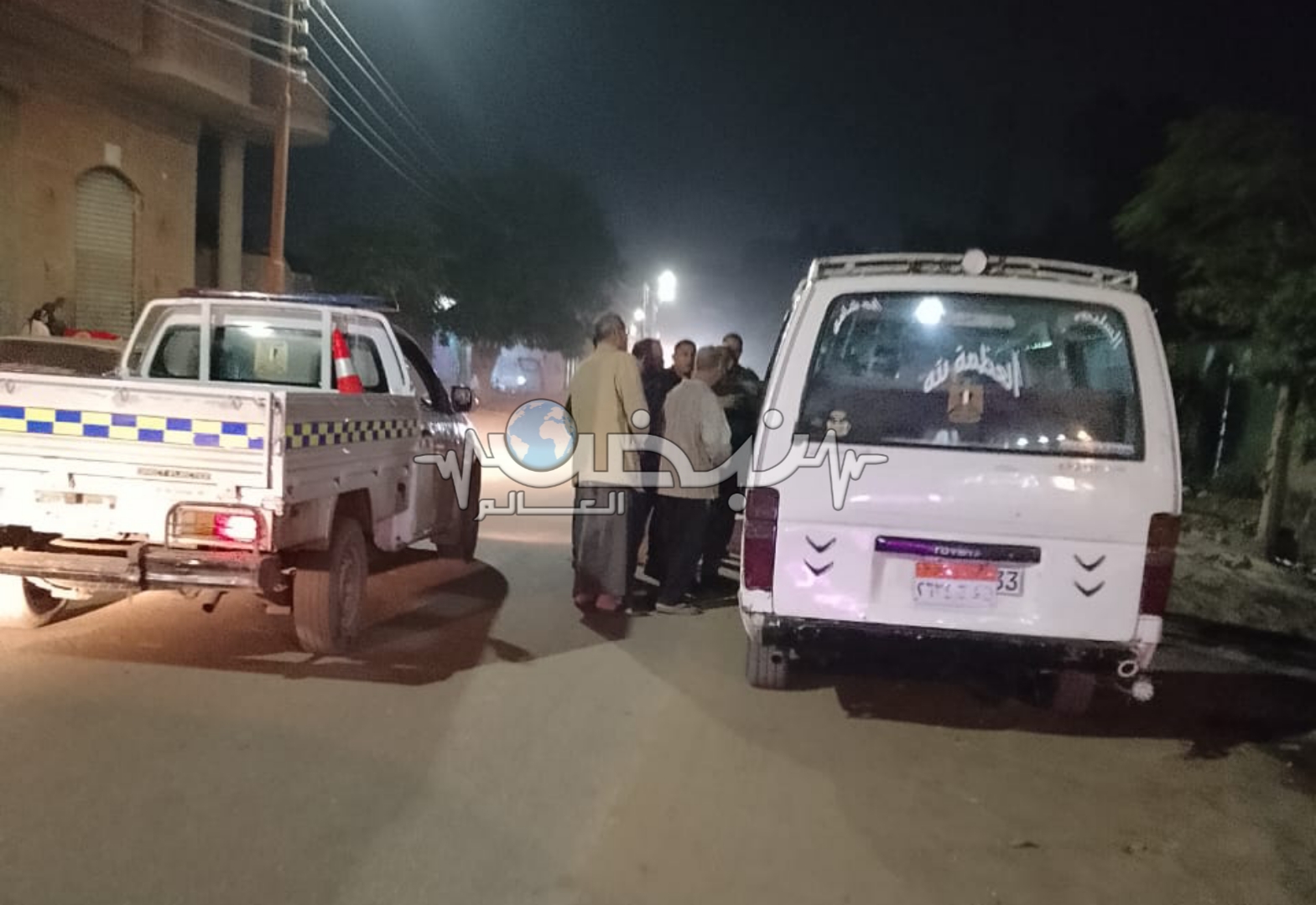 مصرع أمين شرطة اثر دهسة بسيارة ميكروباص في نقطة تمركز امني لكنيسة في بنها متابعة: وائل جمال - كتبت: الهام السيد لقى أمين شرطة مصرعهم - منذ قليل اليوم الخميس- عقب صدمه في حادث سير من سيارة ميكروباص مسرعة في في نقطة تمركز أمني بجوار مقابر المسيحيين بطريق عزبة المتيني- الشموت ببنها بمحافظة القليوبية، أثناء عمله بالنقطة. تلقت مديرية أمن القليوبية إخطارًا من غرفة عمليات النجدة عن مصرع أمين شرطة في حادث تصادم بنقطة التمركز الامني بطريق عزبة المتيني - الشموت. وأوضحت التحريات ان أمين الشرطة ويدعى (خالد والي) كان يقوم بخدمة عمله واثناء وضعه الحواجز الحديدية، صدمته سيارة تحمل لوحة معدنية برقم (ق ط ج ٢٦٣٤) كان يقودها شاب في اوساط العشرينات من عمره يدعى ( ع. الوادي). وبانتقال ضباط المباحث وبالفحص، وبسؤال قائد السيارة ادعى ان السيارة ليس بها فرامل وبالفحص الأولي تبين عدم صحة كلامه وان السيارة بها فرامل تعمل بشكل طبيعي، وتبين أن سبب الحادث، هي السرعة الزائدة لقائد السيارة. وتم التحفظ علي قائد السيارة في قسم أول بنها، ونقل السيارة الي المضبوطات وتحرر محضرًا بالواقعة، مع إتخاذ الإجراءات القانونية لعرض المتهم على النيابة العامة لمباشرة التحقيقات.