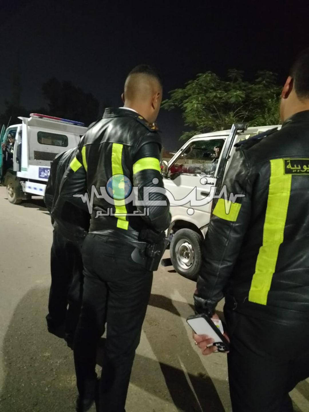 مصرع أمين شرطة اثر دهسة بسيارة ميكروباص في نقطة تمركز امني لكنيسة في بنها متابعة: وائل جمال - كتبت: الهام السيد لقى أمين شرطة مصرعهم - منذ قليل اليوم الخميس- عقب صدمه في حادث سير من سيارة ميكروباص مسرعة في في نقطة تمركز أمني بجوار مقابر المسيحيين بطريق عزبة المتيني- الشموت ببنها بمحافظة القليوبية، أثناء عمله بالنقطة. تلقت مديرية أمن القليوبية إخطارًا من غرفة عمليات النجدة عن مصرع أمين شرطة في حادث تصادم بنقطة التمركز الامني بطريق عزبة المتيني - الشموت. وأوضحت التحريات ان أمين الشرطة ويدعى (خالد والي) كان يقوم بخدمة عمله واثناء وضعه الحواجز الحديدية، صدمته سيارة تحمل لوحة معدنية برقم (ق ط ج ٢٦٣٤) كان يقودها شاب في اوساط العشرينات من عمره يدعى ( ع. الوادي). وبانتقال ضباط المباحث وبالفحص، وبسؤال قائد السيارة ادعى ان السيارة ليس بها فرامل وبالفحص الأولي تبين عدم صحة كلامه وان السيارة بها فرامل تعمل بشكل طبيعي، وتبين أن سبب الحادث، هي السرعة الزائدة لقائد السيارة. وتم التحفظ علي قائد السيارة في قسم أول بنها، ونقل السيارة الي المضبوطات وتحرر محضرًا بالواقعة، مع إتخاذ الإجراءات القانونية لعرض المتهم على النيابة العامة لمباشرة التحقيقات.
