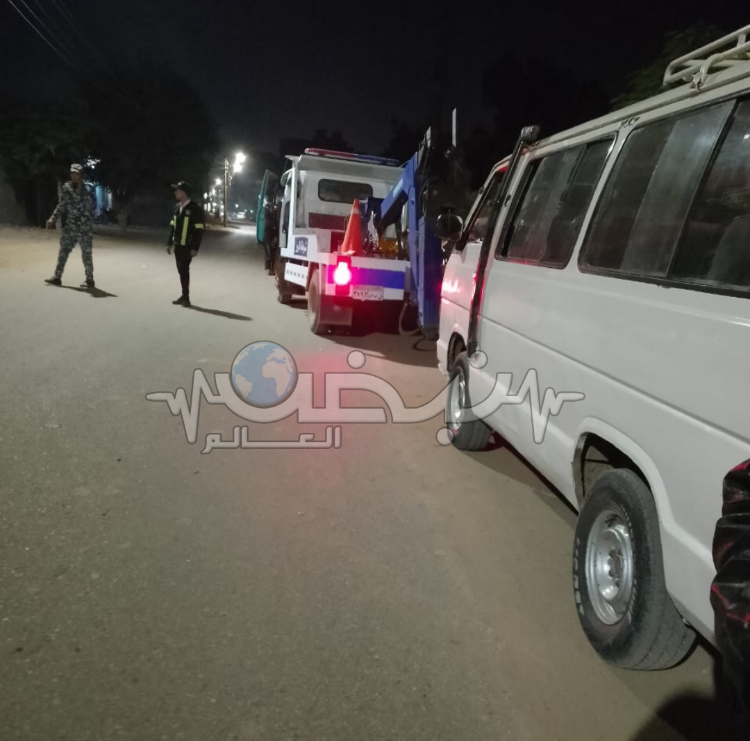 مصرع أمين شرطة اثر دهسة بسيارة ميكروباص في نقطة تمركز امني لكنيسة في بنها متابعة: وائل جمال - كتبت: الهام السيد لقى أمين شرطة مصرعهم - منذ قليل اليوم الخميس- عقب صدمه في حادث سير من سيارة ميكروباص مسرعة في في نقطة تمركز أمني بجوار مقابر المسيحيين بطريق عزبة المتيني- الشموت ببنها بمحافظة القليوبية، أثناء عمله بالنقطة. تلقت مديرية أمن القليوبية إخطارًا من غرفة عمليات النجدة عن مصرع أمين شرطة في حادث تصادم بنقطة التمركز الامني بطريق عزبة المتيني - الشموت. وأوضحت التحريات ان أمين الشرطة ويدعى (خالد والي) كان يقوم بخدمة عمله واثناء وضعه الحواجز الحديدية، صدمته سيارة تحمل لوحة معدنية برقم (ق ط ج ٢٦٣٤) كان يقودها شاب في اوساط العشرينات من عمره يدعى ( ع. الوادي). وبانتقال ضباط المباحث وبالفحص، وبسؤال قائد السيارة ادعى ان السيارة ليس بها فرامل وبالفحص الأولي تبين عدم صحة كلامه وان السيارة بها فرامل تعمل بشكل طبيعي، وتبين أن سبب الحادث، هي السرعة الزائدة لقائد السيارة. وتم التحفظ علي قائد السيارة في قسم أول بنها، ونقل السيارة الي المضبوطات وتحرر محضرًا بالواقعة، مع إتخاذ الإجراءات القانونية لعرض المتهم على النيابة العامة لمباشرة التحقيقات.