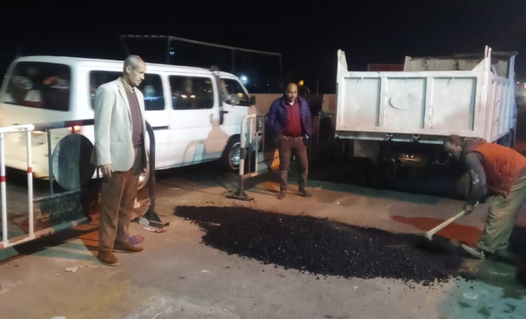 متابعة: وائل جمال قامت الوحدة المحلية بشبلنجة، التابعة لمركز بنها القليوبية، بعمليات معالجة وترميم الحفر الخطيرة في الشوارع الرئيسية والطريق السريع، بناء على شكاوى المواطنين وتضررهم من تهالك الطريق. وأشار حمدي عراقي رئيس الوحده المحليه بشبلنجة، الى تنفيذ توجهات اللواء عبد الحميد الهجان محافظ القليوبية ضمن خطة المحافظة برفع كفاءة الطرق والشوارع الداخلية بالمدينة، وتحقيق السيولة المرورية وتسيير حركة سير السيارات والمشاة. واضاف عراقي ان هذا جاء بالتنسيق مع قطاع الطرق والنقل، بالشوارع داخل المدينة العاصمة والطرق المؤدية إليها، استجابة لمطالب الأهالي والسائقين من تهالك الطرق وتقطعها مما يقيق حركة السير، موضحاً انه تم ترميم حفر وقواطع وأجزاء متهالكة بشوارع المنطقة.