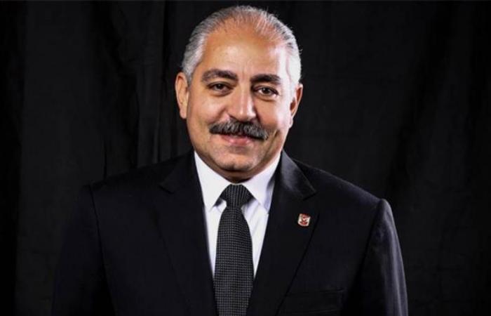 أعلن مجلس إدارة النادي الأهلي الحداد لمدة ثلاثة أيام على وفاة العامري فاروق نائب رئيس النادي ووزير الرياضة الأسبق، الذي وافته المنية قبل قليل.. وتقام صلاة الجنازة على جثمان فقيد الرياضة المصرية بعد قليل عقب صلاة العصر بمسجد الشرطة بالشيخ زايد. ونعى الأهلي إلى أعضائه وجماهيره ومحبيه بقلوب يملأها التسليم بقضاء الله النافذ، وبعيون تُلهبها الدموع حزنًا وأسى، ابنًا غاليًا من أبنائه وأحد رجالاته المخلصين، الذي كان نموذجًا للمسئول العاشق والحريص على مصلحة وطنه وناديه «العامري فاروق، نائب رئيس النادي، وزير الرياضة الأسبق». وواصل الأهلي في النعي: لقد دأب العامري فاروق على خدمة النادي على مدى سنوات طويلة، بذل خلالها أقصى ما لديه لإعلاء شأنه ورفعة رايته، حتى داهمته أزمة صحية مفاجئة أثناء أداء عمله بالنادي قبل شهرين، مكث على أثرها بأحد المستشفيات حتى استرد الله وديعته، وفاضت روحه الطاهرة إلى بارئها في هذا اليوم الحزين نتوجه بالدعاء للمولى -عز وجل- أن يتغمد فقيد النادي الأهلي والرياضة المصرية بواسع رحمته، ويدخله فسيح جناته، ويلهم أسرته الكريمة ومحبيه الصبر والسلوان. إنا لله وإنا إليه راجعون. العامري فاروق، من مواليد القاهرة يوم 8 نوفمبر من عام 1970، ويبلغ من العمر 54 عامًا، ولديه ابنان، ابراهيم، ومريم. وتعرض العامري فاروق للأغماء في السابع من نوفمبر الماضي، وتم نقله إلى مستشفى المعلمين قبل أن يتم نقله إلى أحد مستشفيات السادس من أكتوبر وأستمر فيها حتى اليوم ، وعانى العامري فاروق من نزيف في المخ دخل بسببه في غيبوبة على مدار شهرين، وأجرى 5 عمليات جراحية في المخ. العامري فاروق، من مواليد القاهرة في الثامن من نوفمبر من عام 1970، ويبلغ من العمر 54 عامًا، ولديه ابنان، ابراهيم، ومريم ، وشغل العامري فاروق منصب وزير الرياضة المصري في الفترة من 2 أغسطس 2012 وحتى 2 يوليو 2013 ، وهو رجل أعمال وشخصية سياسية ورياضية.