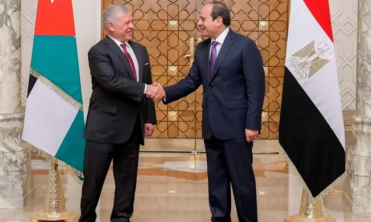 أكدت جمهورية مصر العربية والأردن أن الحل العادل والشامل للقضية الفلسطينية يمثل أساس أية جهود لاستعادة السلم في الإقليم. جاء هذا خلال اتصال هاتفي بين الرئيس عبد الفتاح السيسي والعاهل الأردني الملك عبد الله الثاني، شدد الرئيسان على أن الحل يتضمن ضرورة إعلان الدولة الفلسطينية المستقلة على خطوط الرابع من يونيو 1967 وعاصمتها القدس الشرقية. وصرح المستشار أحمد فهمي، المتحدث الرسمي باسم رئاسة الجمهورية بمصر، أن الاتصال تناول التباحث بشأن مستجدات الأوضاع في قطاع غزة، حيث تم استعراض الجهود المكثفة الرامية لوقف إطلاق النار. وناقش الرئيسان جهود إنفاذ المساعدات في ضوء التدهور الكبير في الأوضاع الإنسانية في القطاع، كما تم تأكيد الرفض الكامل لتصعيد العمليات العسكرية لتداعياته على أمن واستقرار المنطقة ككل. ومن قبل، أكدت مصر على ضرورة الوقف الكامل لإطلاق النار باعتباره الضمانة المثلى لحقن دماء المدنيين وخفض التصعيد المرتبط بالأزمة والبدء في أي حوار جاد حول مستقبل التعامل مع القضية الفلسطينية. وخلال لقاء بين سامح وزير الخارجية المصري مع نظيره الأميركي أنتوني بلينكن، أمس الخميس، على هامش اجتماعات مجموعة العشرين في البرازيل، أكد شكري أن مصر تراقب عن كثب تطور العمليات العسكرية الإسرائيلية، وتحذر من المخاطر الجسيمة الناجمة عن أي هجوم واسع النطاق على رفح الفلسطينية، لما ينطوي على ذلك من مخاطر وقوع كارثة إنسانية محققة نتيجة وجود ما يقرب من مليون وربع المليون شخص في هذا الشريط الضيق الذي يعد المنطقة الآمنة الوحيدة في القطاع. وأكد وزير خارجية مصر مجدداً رفض بلاده القاطع لأية خطط أو إجراءات من شأنها أن تُفضي إلى تهجير الفلسطينيين خارج قطاع غزة، باعتبار ذلك سيؤدي عملياً إلى تصفية القضية الفلسطينية، وسيشكل أيضاً تهديداً للأمن القومي للدول المجاورة، وعامل عدم استقرار إضافي في المنطقة. وشدد على ضرورة ممارسة الضغط على الحكومة الإسرائيلية من أجل التنفيذ الكامل لقرار مجلس الأمن رقم 2720 لضمان تيسير دخول المساعدات الإنسانية إلى القطاع وتجنب المعوقات المفروضة من جانب إسرائيل. ودعا شكري إلى دعم مهمة منسقة الأمم المتحدة للشؤون الإنسانية وإعادة الإعمار، وتمكين الآلية المنصوص عليها في قرار مجلس الأمن من العمل داخل قطاع غزة، مشدداً كذلك على أهمية دور وكالة الأونروا في استقبال وتوزيع المساعدات الإنسانية في غزة، باعتبارها الجهة الوحيدة التي لديها القدرة على العمل بكفاءة على الأرض في ظل الظروف الأمنية والإنسانية الراهنة، ومطالباً بإعادة النظر في إعادة تمويل أنشطة الوكالة في أسرع وقت.