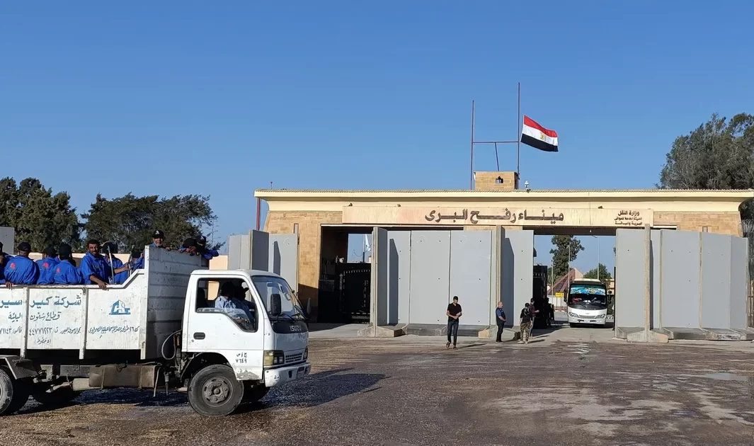عبر بوابة معبر رفح البري في شمال سيناء خلال الساعات الماضية، عدد 700 مسافر، في كلا الاتجاهين بين مصر وقطاع غزة، بجانب إدخال 60 شاحنة وقود ومساعدات إلى القطاع. وقال مصدر مسؤول، إنه وصل إلى الأراضي المصرية قادم من قطاع غزة عبر بوابة معبر رفح البري عدد 646 شخصا من بينهم 8 جرحى و31 مريضا و76 مرافقا و518 مواطنا فلسطينيا و12 إماراتيا من العاملين في المستشفى الميداني الإماراتي في قطاع غزة وطبيبين من منظمة بلا حدود. أضاف المصدر، أنه غادر الأراضي المصرية إلى قطاع غزة عبر بوابة المعبر عدد 54 شخصا من بينهم 36 مواطنا فلسطينيا و16 إماراتيا من العاملين في المستشفى الميداني الإماراتي في قطاع غزة، بجانب إدخال جثتي جريحين فلسطينيين توفيا داخل أحد المستشفيات المصرية. أشار المصدر إلى إدخال 60 شاحنة إلى قطاع غزة من بينها 5 شاحنات وقود وغاز للطهي خاص بالمنازل و55 شاحنة تحمل كميات من المواد الغذائية والطبية والإنسانية. لفت المصدر، إلى إدخال شاحنات المساعدات بالتنسيق مع الهلال الأحمر المصري ونظيره الفلسطيني في قطاع غزة ومنظمة الأمم المتحدة لغوث وتشغيل اللاجئين الفلسطينيين الأونروا، طبقا للاحتياجات في القطاع وبعد اتخاذ الإجراءات المتبعة. وتفتح السلطات المصرية معبر رفح البري بشمال سيناء لإدخال شاحنات المساعدات إلى قطاع غزة واستقبال الجرحى والمصابين والمرافقين الفلسطينيين وأصحاب الجوازات الأجنبية والمصرية، بجانب دخول الوفود الأممية والتضامنية إلى القطاع.