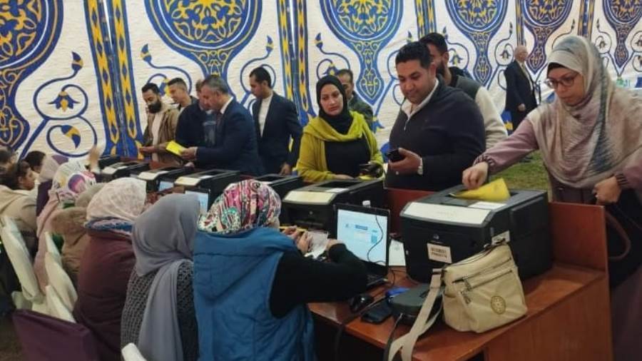 اعلنت اللجنة القضائية المشرفة على انتخابات نقابة المهندسين بـ القليوبية نتائج انتخابات التجديد النصفي للنقابة الفرعية، على أن تعلن نتائج التصويت الخاصة باللجنة العامة فور تجميعها بمقر اللجنة العامة بالقاهرة. عدد الأصوات الصحيحة بانتخابات المهندسين بالقليوبية ووفقا لما أعلنته اللجنة عدد الأصوات الصحيحة 1237 صوتًا والباطلة 237 صوتًا والحضور 1474 مهندسًا موزعين على 10 لجان فرعية. وأسفرت الانتخابات عن فوز المهندس أحمد محروس بمقعد شعبة الكهرباء والمهندس إسلام صديق وهيثم سنجاب بمقعدي شعبة ميكانيكا والمهندس محمد جميل والمهندس محمد خيري بشعبتي المدني والمهندسة آلاء قمر بشعبة العمارة والمهندس محمد شتا بشعبة البترول والتعدين. وكانت نقابة المهندسين بالقليوبية قد أعلنت القوائم النهائية للمرشحين، حيث تنافس 28 مرشحًا على 7 مقاعد لمجلس الإدارة منهم مقعدين لشعبة مدني و2 آخرين لشعبة ميكانيكا و3 أعضاء لشعب كهرباء وعمارة و"غزل ونسيج وتعدين وبترول وفلزات وكيميائية ونووية" بمعدل عضو واحد للشعب الثلاث. وتنافس فى شعبة الكهرباء 6 مهندسين مرشحين لاختيار مرشح واحد، كما يتنافس في شعبة ميكانيكا 5 مرشحين لاختيار مرشحين، بينما يتنافس فى شعبة مدنى 7 مرشحين لاختيار مرشحين، أما فى شعبة عمارة تنافس 5 مرشحين لاختيار مرشح واحد من بينهم، كذلك تنافس في شعب "غزل ونسيج وتعدين وبترول وفلزات وكيميائية ونووية" 5 مرشحين لاختيار مرشح واحد من بينهم. انتخابات التجديد النصفي على مقاعد مجالس الشعب الهندسية كانت تجرى انتخابات التجديد النصفي على مقاعد مجالس الشعب الهندسية الكهربائية، والمدنية، والميكانيكية، والمعمارية بواقع 5 أعضاء فوق السن و2 تحت السن والتعدين والبترول والفلزات والكيميائية والنووية، وصناعة الغزل والنسيج والمنسوجات بواقع 3 أعضاء فوق السن و2 تحت السن، بالإضافة لانتخاب 7 أعضاء من الشُّعب المختلفة لكل مجلس نقابة فرعية.