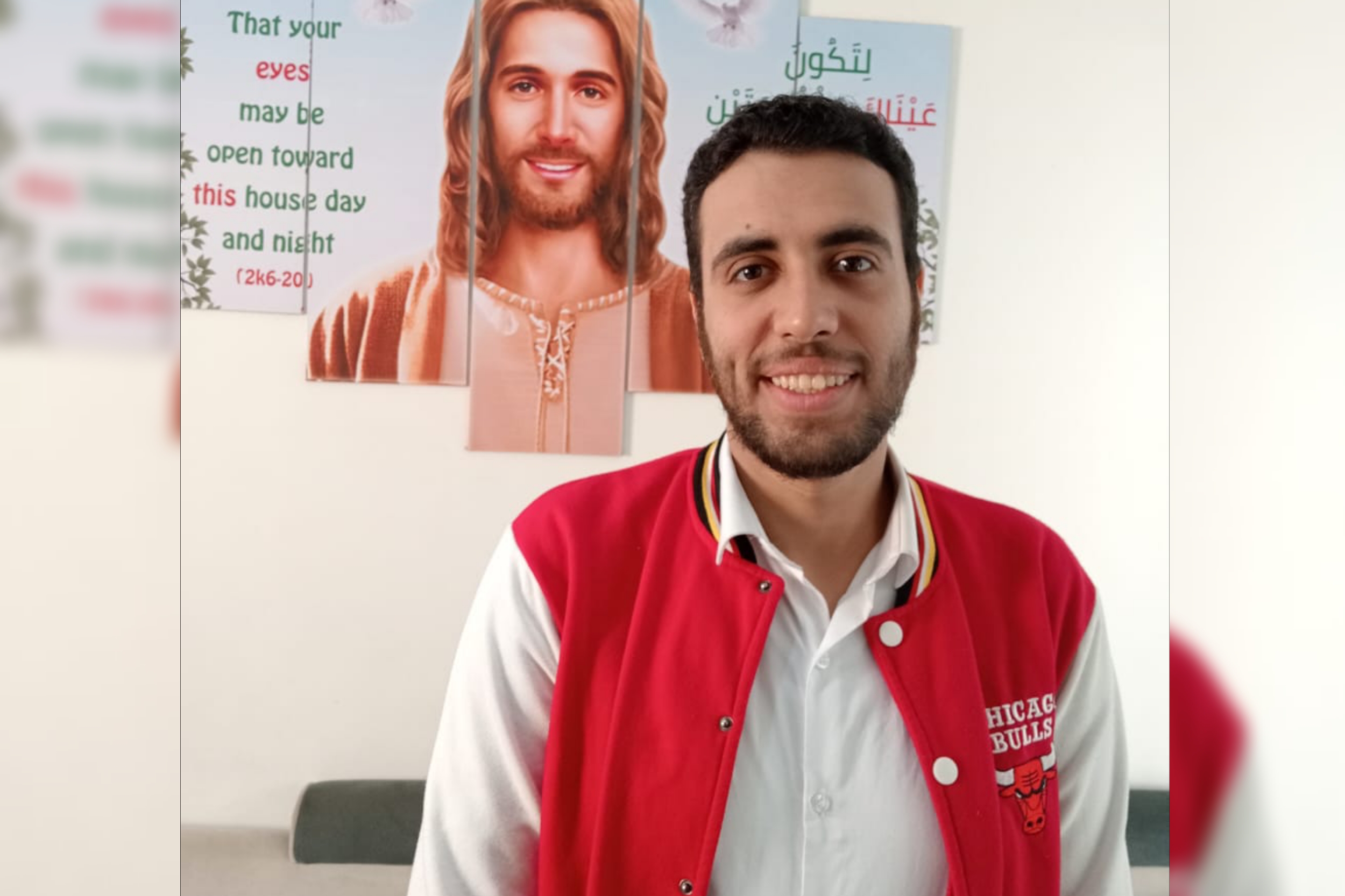 "بيشوى سليمان" اول طالب مسيحى في مصر يتخرج من قسم اللغة العربية والدراسات الإسلامية في منطقة بهتيم بحى شرق شبرا الخيمة بمحافظة القليوبية يعيش الشاب " بيشوى سليمان" والذى يمثل حالة فريدة من نوعه في مصر يقول " بيشوى سليمان" أنه شاب مسيحى الديانة ولكنه يعمل كأول مدرس للغة العربية والدين الإسلامي في مصر ويشرح للطلاب الآيات القرآنية والأحاديث النبوية الشريفة وكافة المفاهيم الدينية بالمناهج للمراحل الابتدائية والإعدادية والثانوية كما أنه يشرح دروس النحو والبلاغة والشعر بكافة مدارسه ومنه الشعر الجاهلي. واضاف " بيشوى سليمان" أنه منذ أن كان طالبا لم يكن يحلم قط بأن يكون معلما من الأساس وكان كارها لتلك الفكرة . وكان حلمه بتمثل في أن يصبح مهندسا ولكن خلال مرحلة الشهادة الثانوية العامة وتحديدا في الصف الثالث الثانوي لم يذاكر بشكل كاف لتحقيق حلمه فجاءت نتيجة التنسيق بدخوله كلية الآداب بجامعة بنها وعند املاء رغباته في التنسيق الداخلى للكلية كانت اخر رغبة له قسم اللغة العربية واول رغبة قسم الجغرافيا " شعبة المساحة " والتى اعتبرها اقرب لمهنة الهندسة وقبل ظهور نتيجة التنسيق الداخلي لم يكن يتوقع دخوله قسم اللغة العربية والدراسات الإسلامية ولكنه فوجئ بالنتيجة التى ظهرت بعد شهر من بداية العام الدراسي وعندما تلقي اعتذارا من مسئولي شئون الطلاب كانت أفكاره مليئة بأفكار ونصائح بعض زملائه أنه سيكون مميزا في هذا القسم وأنهم سينجح فيه بسبب أنه اول طالب مسيحى يلتحق به وهو ما عبرت له عنه إحدى الأساتذة خلال المقابلة الشخصية وقالت له أنه متأكد انك في قسم اللغة العربية.انا طوال مدة عملى لم اشاهد طالب مثلك " واضاف قررت الاستمرار وحفظ الآيات القرآنية والأحاديث النبوية والشعر الجاهلى وأشاد بى اساتذتى وكان بعض زملائى يساعدوننى في فهم شرح الآيات القرآنية وكذلك استعنت بالانترنت وبعد عام من الدراسة بدأت في مساعدة الطلاب بمنطقة بهتيم بحى شرق شبرا الخيمة فى دروسهم وتخرجت كأول معلم مسيحى للغة العربية والدين الإسلامي في مصر وقال بيشوى أنه سعيد بما وصل إليه وأنه يمثل جزء مميزا من النسيج الوطنى المصرى وأنه يلقي محبة من زملائه وطلابه المسلمين المتحدث : بيشوى سليمان ( اول معلم مسيحى للغة العربية والدين الإسلامي "