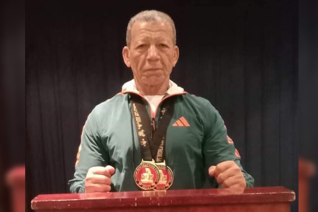 كتب: مصطفى هنداوي كرم الدكتور محمود الصبروط وكيل وزارة الشباب والرياضة بالقليوبية، نجم منتخب مصر هاشم عيسى عبدالوهاب ابن مدينة بنها ومحافظة القليوبية لحصوله على بطولة العالم للقوة البدنية للكبار والتى أقيمت بمدينة شرم الشيخ خلال الفترة من 2-9 فبراير الجاري. من جانبه وجه الصبروط التهنئة للكابتن هاشم عيسي، مشيدا بالاداء والانجاز الذى قدمه كابتن هاشم عيسي فى حصولة على بطولة العالم اكثر من مرة على مستوى الرواد وكبار السن، كنموذج يحتذى به للنشئ والشباب مؤكدا على الطفره الغير مسبوقه للشباب والرياضة بجميع انحاء الجمهوريه برعاية وزارة الشباب والرياضة. حصل على 3 ميداليات ذهبية في بطولة العالم للقوة البدنية للأساتذة فوق الـ 60 سنة والتي أقيمت في شرم الشيخ بمنتجع Jolie Ville في المدة من 2/2 وحتي 2/9 شملت الجوائز ثلاثة أنواع من الرفعات البنش Bench والإسكوات Squat والديدليڤت Dead Lift وكل نوع من الثلاثة له ثلاث محاولات بثلاث رفعات وحصل بعدها كابتن هاشم عيسي علي المركز الأول والميدالية الذهبية بمجموع رفعات مقداره 320 كجم علي النحو الآتي : • ثلاث رفعات بنش أعلي محاولة 90 كجم • ثلاث رفعات اسكوات أعلي محاولة 100 كجم • ثلاث رفعات ديدليڤت أعلي محاولة 130 كجم ليصبح المجموع الكلي 320 كجم