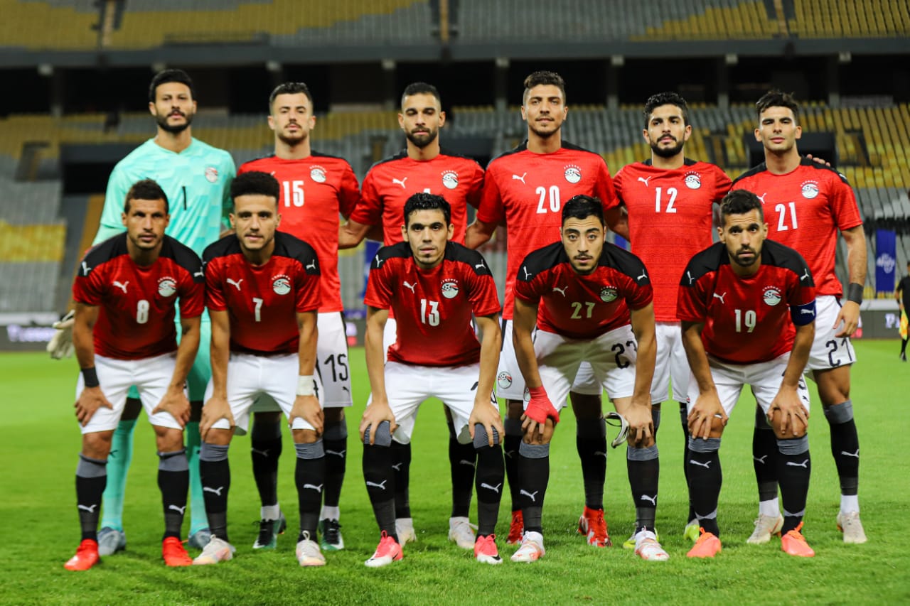 وافق الجهاز الفني لمنتخب مصر بقيادة حسام حسن على تأخر انضمام لاعبي الأهلي للمعسكر المقبل، حتى يوم 15 مارس بدلاً من انضمامهم في 12 من نفس الشهر وهو الموعد المحدد لانطلاق المعسكر. وجاء ذلك بعدما وضعت رابطة الأندية مباراة الأهلي وإنبي في الدوري لتقام يوم 15 مارس أي بعد انطلاق معسكر المنتخب بثلاثة أيام، ومن المقرر أن ينطلق المعسكر يوم 12 مارس بدون المحترفين ولاعبي الأهلي، وإنبي إذا وقع الاختيار على لاعبي الفريق البترولى. ظهرت بعض ملامح معسكر المنتخب الأول مع العميد حسام حسن، المدير الفني لمنتخب مصر، الذى ينطلق فى شهر مارس المقبل، ويشهد المشاركة فى الدورة الودية الدولية بالإمارات بمشاركة منتخبات تونس ونيوزيلندا وكرواتيا. واستقر الجهاز الفني لمنتخب مصر الأول لكرة القدم بقيادة حسام حسن المدير الفني وإبراهيم حسن مدير المنتخب على التشكيل النهائي لأعضاء المنتخب وجاء كالتالي: "طارق سليمان مدربا عاما، محمد عبد الواحد مدربا، سعفان الصغير مدرب حراس، مانويل باريونوفو  مدرب أحمال "برازيلي" ووليد بدر مديرا إداريا، كما تقرر استمرار الجهاز الطبي والإداري. وينوي حسام حسن إعلان أسماء اللاعبين المحليين المنضمين لمعسكر منتخب مصر في مارس المقبل عقب انتهاء مباراة نهائي كأس مصر بين الأهلي والزمالك، التي تقام فى السعودية 8 مارس المقبل، تحسبًا لتعرض أى لاعب من الدوليين فى صفوف القطبين للإصابة خلال المباراة.