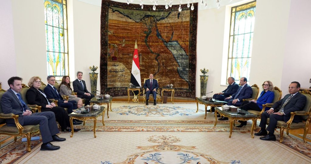 أوضح الرئيس عبد الفتاح السيسي، ما تقوم به مصر من جهود هائلة، في ظروف ميدانية صعبة، في قيادة عملية تقديم وتنسيق وإدخال المساعدات الإنسانية إلى غزة، بالتنسيق مع المؤسسات الأممية والإغاثية ذات الصلة. وأكد، أهمية الدور المحوري الذي تقوم به وكالة غوث وتشغيل اللاجئين الفلسطينيين (الأونروا) على هذا الصعيد.  كما أكد الرئيس ضرورة تنفيذ القرارات الدولية والأممية المعنية بالأزمة، واتخاذ خطوات جادة تجاه التسوية العادلة والشاملة للقضية الفلسطينية، بما يضمن استقراراً مستداماً في المنطقة. جاء ذلك خلال استقبال الرئيس عبد الفتاح السيسي، اليوم الثلاثاء، وزير الخارجية الأمريكي "أنتوني بلينكن" والوفد المرافق له، وذلك بحضور سامح شكري وزير الخارجية والوزير عباس كامل رئيس المخابرات العامة.
