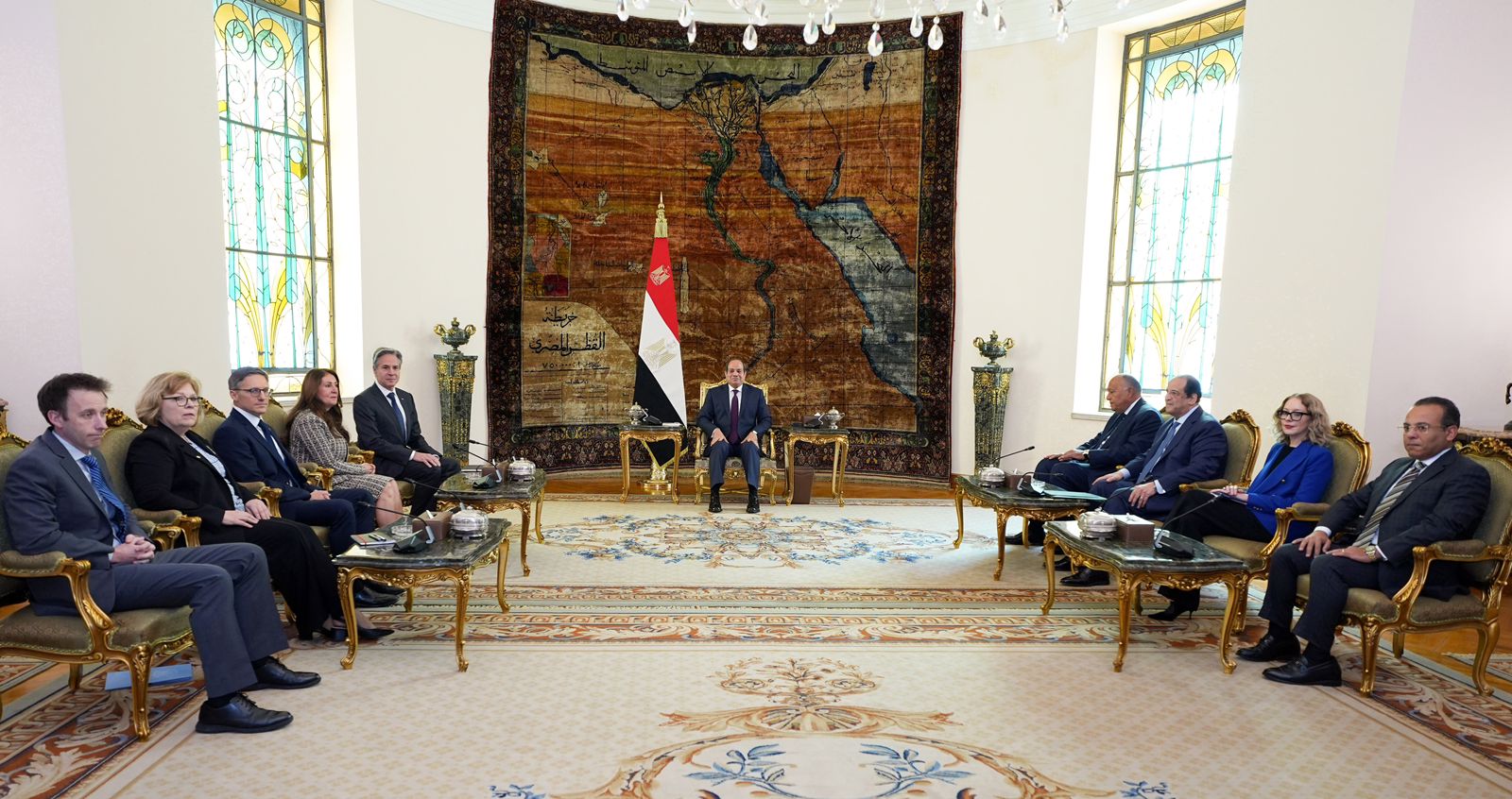 أوضح الرئيس عبد الفتاح السيسي، ما تقوم به مصر من جهود هائلة، في ظروف ميدانية صعبة، في قيادة عملية تقديم وتنسيق وإدخال المساعدات الإنسانية إلى غزة، بالتنسيق مع المؤسسات الأممية والإغاثية ذات الصلة. وأكد، أهمية الدور المحوري الذي تقوم به وكالة غوث وتشغيل اللاجئين الفلسطينيين (الأونروا) على هذا الصعيد.  كما أكد الرئيس ضرورة تنفيذ القرارات الدولية والأممية المعنية بالأزمة، واتخاذ خطوات جادة تجاه التسوية العادلة والشاملة للقضية الفلسطينية، بما يضمن استقراراً مستداماً في المنطقة. جاء ذلك خلال استقبال الرئيس عبد الفتاح السيسي، اليوم الثلاثاء، وزير الخارجية الأمريكي "أنتوني بلينكن" والوفد المرافق له، وذلك بحضور سامح شكري وزير الخارجية والوزير عباس كامل رئيس المخابرات العامة.