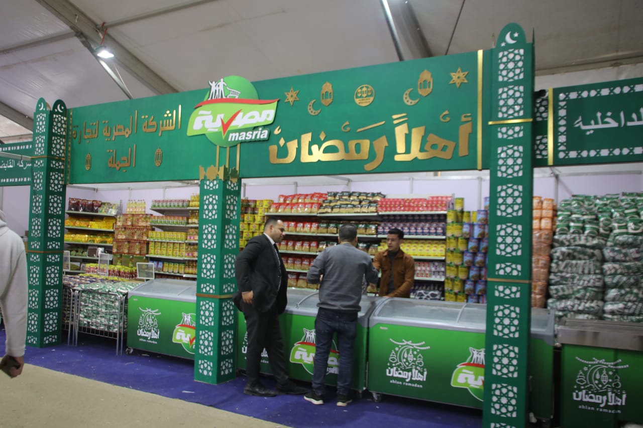 قال المهندس عيد عبد الله، مدير مديرية التموين بالقليوبية، إن المحافظة في صدد افتتاح معارض أهلا رمضان جديدة في عدد من الأماكن بالمحافظة. وأضاف عبدالله، أن المقبل سوف يكون في منطقة بهتيم بشرق شبرا الخيمة والأخر في الخصوص تبع إدارة تموين الخانكة. وأشار إلى أنه تم خلال الأيام الماضية افتتاح معرض أهلا رمضان في المؤسسة والأخر في بنها في شارع الأهرام وتم افتتاح معرض أيضا في منطقة الحرس الوطني. ولفت إلى أن اللواء عبدالحميد الهجان، محافظ القليوبية، وضع في خططته افتتاح 8 أو 12 على مستوى المحافظة، بالإضافة إلى الشودار والسلاسل والمحلات التجارية المشاركة معارض أهلا رمضان، ومنافذ جمعيتي والمنافذ الثابتة والمتحركة لأمان وتحيا مصر، وذلك لتوفير السلع الغذائية للمواطنين بأسعار مخفضة تصل إلى 30%.