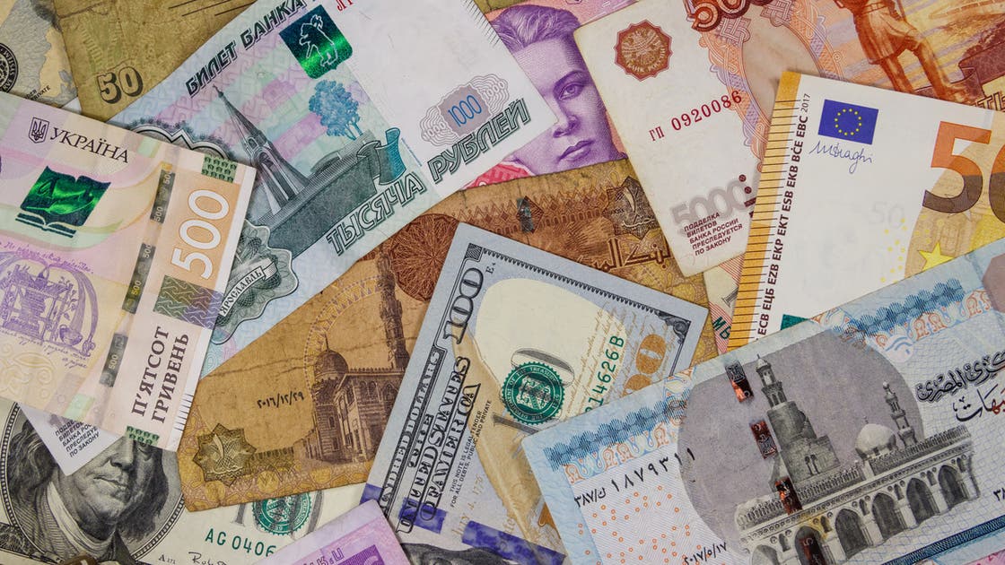 بعد موجة من الارتفاعات القياسية والتاريخية، يواصل الدولار في السوق الموازية في مصر، تراجعه بشكل سريع. وفيما كان يتحدث متعاملون وتقارير محلية عن تداول الدولار بأكثر من 70 جنيهًا في تعاملات الأسبوع قبل الماضي، نزل سعر صرفه في السوق الموازية إلى مستويات تتراوح بين 45 إلى 50 جنيهًا في التعاملات الأخيرة. وحول أسباب هذه التراجعات يرى الخبراء أن هناك 6 أسباب قادت الدولار إلى هذه الخسائر في السوق الموازية، وربما ستدفع بمزيد من التراجع خلال الأيام المقبلة، أولها انهيار الطلب من قبل المستوردين بسبب الارتفاعات غير المنطقية في أسعار صرف الدولار. إضافة إلى قيام البنك المركزي المصري برفع أسعر الفائدة، مع توسع السلطات في توقيف المضربين وكبار تجار العملة. بعد رفع "المركزي" المصري لسعر الفائدة.. هل يتأهب لخفض الجنيه؟ يضاف إلى ذلك، الحديث عن تدفقات استثمارية خارجية وخاصة من دول الاتحاد الأوروبي، وأيضاً الحديث بشكل إيجابي عن المفاوضات التي تجريها الحكومة المصرية مع صندوق النقد بشأن زيادة برنامج التمويل الخاص بمصر. ويتوقف استمرار ارتفاع الجنيه المصري مقابل الدولار في السوق السوداء على مدى توفره في البنوك، ودخول حصيلة دولارية جديدة سواء من صندوق النقد أو الشركاء الدوليين، إضافة إلى تعزيز مستويات الإنتاج والتصنيع، وتوفير بدائل محلية للسلع المستوردة. قال الخبير الاقتصادي، الدكتور أشرف غراب، إن سعر صرف الدولار مقابل الجنيه في السوق الموازية شهدت تراجعا خلال الأيام الماضية خاصة بعد قرار البنك المركزي برفع سعر الفائدة 200 نقطة أساس وهذا أدى لهبوط كبير في أسعار الذهب، لأن التجار يقومون بتسعيره وفقا لدولار السوق السوداء وعوامل أخرى. ضربات أمنية مكثفة لتجار الدولار ورجح استمرار تراجع الدولار في السوق السوداء وخاصة بعد الإعلان عن تفاصيل المفاوضات الجارية مع صندوق النقد الدولي التي من المتوقع ان يتم الإعلان عنها خلال الأيام المقبلة. أوضح غراب، أن تراجع سعر صرف الدولار بالسوق الموازية تزامن مع الضربات الأمنية المكثفة التي تم توجيهها الأيام الماضية وضبط عدد كبير من تجار السوق السوداء، وهذا أدى لوقف تداول الدولار بالسوق السوداء وانخفاض الطلب عليه، فبدأ سعره بالانخفاض. وأشار إلى أن ارتفاع سعر صرف الدولار بالسوق السوداء لمستويات قياسية خلال الفترة الماضية دفع لتراجع الطلب عليه، وبالتالي خفض المضاربون سعره، موضحاً إن اقتراب صرف بقية دفعات قرض صندوق النقد الدولي واحتمالية زيادة التمويل، ساهم في خفض سعر صرف الدولار في السوق الموازية. وقال إن انتشار تصريحات ومعلومات عن استثمارات خليجية ضخمة بمليارات الدولارات ستدخل مصر الأيام القادمة دفع أيضا لتراجع دولار السوق السوداء, موضحا أن الفترة القادمة ستشهد انخفاضا أكبر في سعر صرف دولار السوق الموازية خاصة بعد ضخ كميات كبيرة من الدولار بالسوق عن طريق البنوك بالتزامن مع توفير العملة الصعبة من قرض صندوق النقد الدولي ودخول استثمارات عربية وخليجية لمصر الفترة القادمة. وأشار إلى أن تجار السوق السوداء خلال الفترة الماضية كانوا يتعاملون مع الدولار وكأنه سلعة يجمعون الدولار من السوق لإحداث نوعا من الإرهاب الاقتصادي وإحداث بلبلة وهز ثقة المواطنين مستغلين الأزمة الاقتصادية العالمية الحالية، موضحا أن سعر صرف الدولار في السوق السوداء وهمي وغير حقيقي وسيتراجع أكبر الفترة القادمة خاصة إذا حدث تحريك جديد لسعر الصرف . وذكر، غراب أن استمرار هبوط سعر صرف الدولار بالسوق السوداء مقابل الجنيه سينعكس أثره على خفض الأسعار، ولكن إذا استمر التراجع. انخفاض الدولار وتأثيره على أسعار السلع وقال "قد يأخذ هذا وقتا حتى ينعكس أثره على خفض الأسعار وخفض معدل التضخم، وهذا مرهون بتوافر حصيلة دولارية خلال الفترة المقبلة لدى البنك المركزي ليستطيع توفير العملة الأجنبية للمستوردين ولا يلجأون للسوق السوداء للعملة". ومن جانبه قال طارق متولي نائب رئيس بنك بلوم سابقا، إن هناك توقعات برفع سعر الفائدة في مصر مع إجراء التعويم المرتقب، بالتالي هناك تريث من قبل المؤسسات المالية التي تشتري أذون وسندات الخزانة الحكومية. وأضاف متولي، أن سعر الدولار أمام الجنيه المصري في السوق الموازية هو سعر عشوائي، وهذا ليس السعر الحقيقي. توفير الدولار في البنوك الرسمية وأوضح أن سعر العملة يتعرض لمضاربات كبيرة جدا، بالتالي مع وقف هذه المضاربات تحدث هذه الانخفاضات الكبيرة، وهذا أمر طبيعي لأن المضاربين يتأثرون من الأخبار الخاصة بتدخل البنك المركزي لتوفير العملة الأجنبية، بالتالي يتجه هؤلاء المضاربون إلى التخلص من الدولار. وأشار متولي إلى أن المضاربات على الجنيه مستمرة منذ عامين، موضحا أن التوقعات غير منطقية والاقتصاد المصري لم يشهد ما يستدعي هذه القفزة في سعر صرف العملة من 50 إلى 70 جنيها. وتابع: "كانت هناك حالة من الهلع داخل السوق المصرية واتجاه الناس إلى التخلص من الجنيه وشراء الذهب والعقار أو اقتناء الدولار".