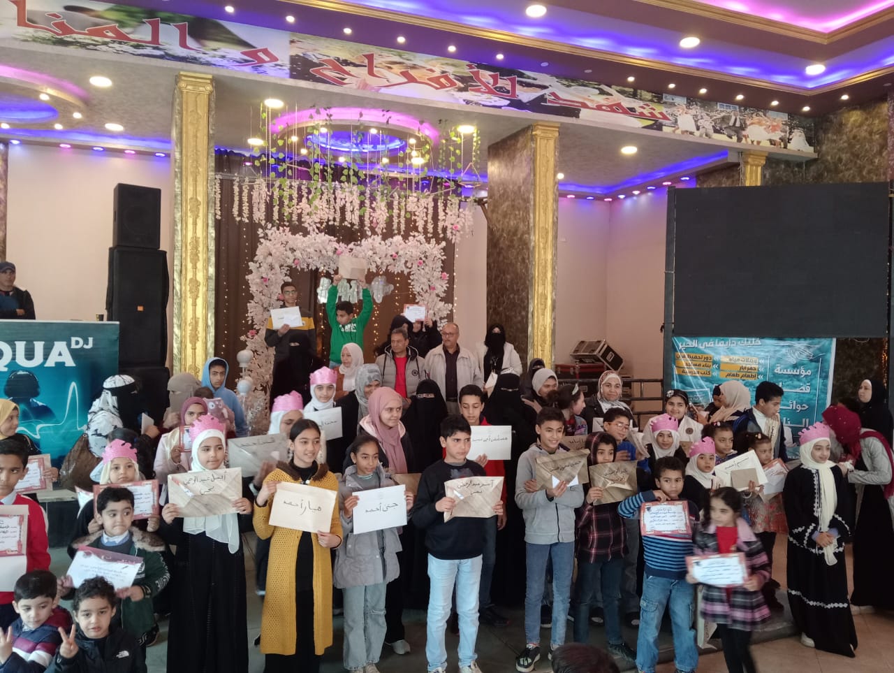 حفظة القرآن يدعمون الشعب الفلسطيني خلال تكريمهم بالقليوبية تحولت احتفالية تكريم حفظة القرآن بمحافظة القليوبية إلى حالة تضامنية مع الشعب الفلسطيني وأهل غزة فينا يتعرضون له على مدار الفترة الماضية. وتغنى حفظة القرآن والأناشيد الداعمة لفلسطين ومنها انشودة ( على عهدى على دينى..انا اصلى فلسطينى) وشهدت الاحتفالية التى نظمتها مؤسسة. قضاء حوائج الناس بمدينة بنها بمحافظة القليوبية برئاسة مهدئة الشوربجى رئيس مجلس إدارة الجمعية وبحضور احمد عزوز الرئيس الشرفي للمؤسسة ونوسة قناوى ومروة نجم وامل وعادل نبوى من قيادات العمل المجتمعي تنظيم ممر شرفي لحفظة القران تقديرا لهم وتشجيعهم على الاستمرار في حفظ القرآن وسنة النبي محمد صلى الله عليه وسلم. أعقبها تبارى الاطفال في تلاوة القرآن الكريم والأناشيد الدينية. وقالت مهدئة الشوربجى أنه تم تكريم ١٠٠ طفلا من حفظة القرآن والأحاديث النبوية الشريفة وتقديم شهادات التقدير والهدايا لهم تقديرا لما حققوه ودعما لهم على الاستمرار في حفظ القرآن الكريم. واضافت أنه يتم حاليا الاعداد لإطلاق حملة افطار صائم يوم الخميس المقبل تزامنا مع ليلة الإسراء والمعراج وتوزيع وجبات الإفطار على الصائمين في هذا اليوم . حيث أنه من المنتظر توزيع ١٠٠ وجبة على الصائمين . واضافت أنه جارى التجهيز لأكبر مسابقة في حفظ القرآن خلال شهر رمضان المقبل وتكريم حفظة القرآن في ليلة القدر.