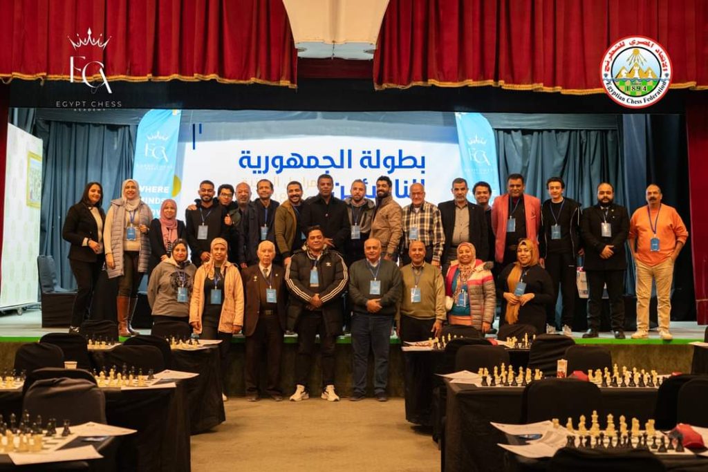  كتب: مصطفى هنداوي في أجواء بهيجة واحتفالية بحضور أهالي أبطال بطولة الشطرنج اختتمت بطولة الجمهورية للناشئين والناشئات للشطرنج ٢٠٢٤ التي أقيمت بفرع أكاديمية مصر للشطرنج بنادي الصيد بالجيزة خلال الفترة من ٢٧ يناير الى ١ فبراير ٢٠٢٤ وذلك تحت رعاية الاتحاد المصري للشطرنج. قدم الاتحاد المصري للشطرنج برئاسة الدكتور هشام الجندي رئيس الإتحاد الجوائز والكؤوس والميداليات للناشئين للحاصلين على المراكز الأول في كل مرحلة سنية بالإضافة إلى شهادات تقدير تقدم الى الثلاث مراكز الاولى في البطولة. وجاءت نتائج المسابقة حيث حصد المركز الأول تحت ٨ سنوات في بطوله الجمهورية للشطرنج السريع و الشطرنج الخاطف اللاعب يحي اسلام السيد. أما اللاعب عبد الرحمن سامح محمد حصل على لقب بطل الجمهورية تحت ١٠ سنوات للشطرنج الكلاسيك، وفازت اللاعبة جني تامر بالمركز التاني على مستوى الجمهورية للشطرنج الخاطف تحت ١٦ سنة بنات. واقتنص ديفد جورج لقب بطل الجمهورية تحت ١٨ سنة للشطرنج الكلاسيك، كما خطفت جوي روماني لقب بطلة الجمهورية تحت ١٦ سنة للشطرنج الكلاسيك. وتوج اللاعب مينا وائل بطلاً للجمهورية تحت ١٤ سنة للشطرنج الكلاسيك، بينما فاز اياد الحسيني بلقب بطل الجمهورية تحت ١٢ سنة للشطرنج الكلاسيك. يأتي نظام بطولة الجمهورية للناشئين للشطرنج حيث تقام من 9 جولات بالنظام السويسري لجميع المراحل السنية من ٨-١٨ سنة إذا كان عدد اللاعبين 10 ناشئين فأكثر وتقام بنظام الدوري من دور واحد إذا كان العدد أقل من 10 لاعبين. من جانبه قال المستشار احمد محسن رئيس لجنة مسابقات الاتحاد المصري للشطرنج ان هذه البطولات تأتي في إطار خطة لاستمرار إقامة البطولات المختلفة تلبية لرغبات محبي الشطرنج وإكتشاف مواهب جديدة من مختلف انحاء الجمهورية بما يسهم في دعم المنتخبات الوطنية كبار وناشئين وتحافظ علي الريادة المصرية في الشطرنج علي المستوي العربي والافريقي مع إستهداف خطوات اكبر علي المستوي العالمي . كما أكد مصطفى حميدو المدير الفني لنادي سموحة ان البطولة هي الأكبر من حيث عدد المشاركين حيث شارك 549 لاعب ولاعبة وخرجت البطولة بشكل أشاد به كل الحاضرين. ويأمل الاتحاد المصري للشطرنج لزيادة عدد المشاركين في الفتره المقبله بعمل بطولات كبير في جميع محافظات مصر توفيرا لمبدا تكافؤ الفرص.