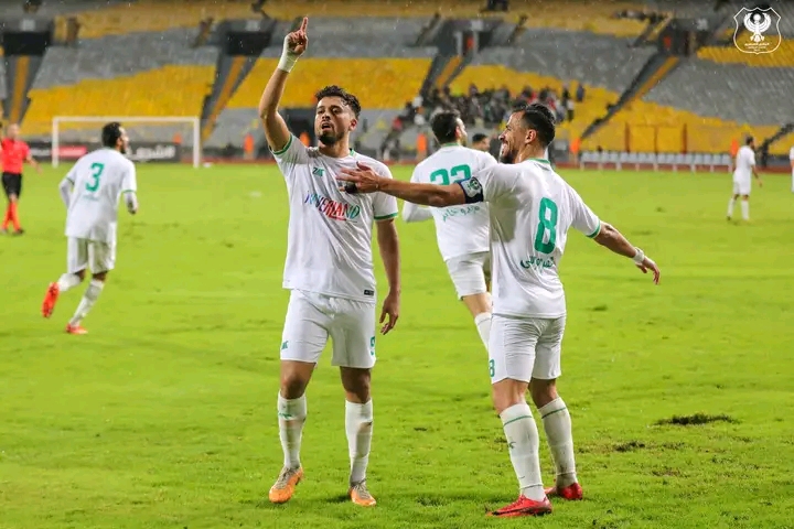 تشكيل المصري البورسعيدي لمواجهة طلائع الجيش بنصف نهائي كأس الرابطة الليلة كتبت ندى نزيه يواجه فريق المصري البورسعيدي لكرة القدم، نظيره فريق طلائع الجيش بعد قليل، على ستاد الجيش ببرج العرب في صراع نصف نهائي كأس الرابطة للأندية المحترفة. وأعلن المدير الفني للنسور الخضر عن التشكيل الرسمي الذي سيواجه به الطلائع الليلة والذي شهد تواجد نفس عناصر لقاء بيراميدز الأساسية. وجاء تشكيل المصري كالأتي: في حراسة المرمى: محمود جاد. في خط الدفاع: كريم العراقي، أحمد منصور، باهر المحمدي، عمرو سعداوي. في خط الوسط:عمروموسى، معتز بن منير، محمود حمادة، ميدو جابر، سمير فكري. في خط الهجوم: محمد الشامي. ويغيب عن لقاء اليوم من فريق المصري البورسعيدي، أربعة لاعبين بسبب الإصابة، وهم فخر الدين بن يوسف، إيزي إيميكا، محمد دبش وعبد الرحمن دمغوم.