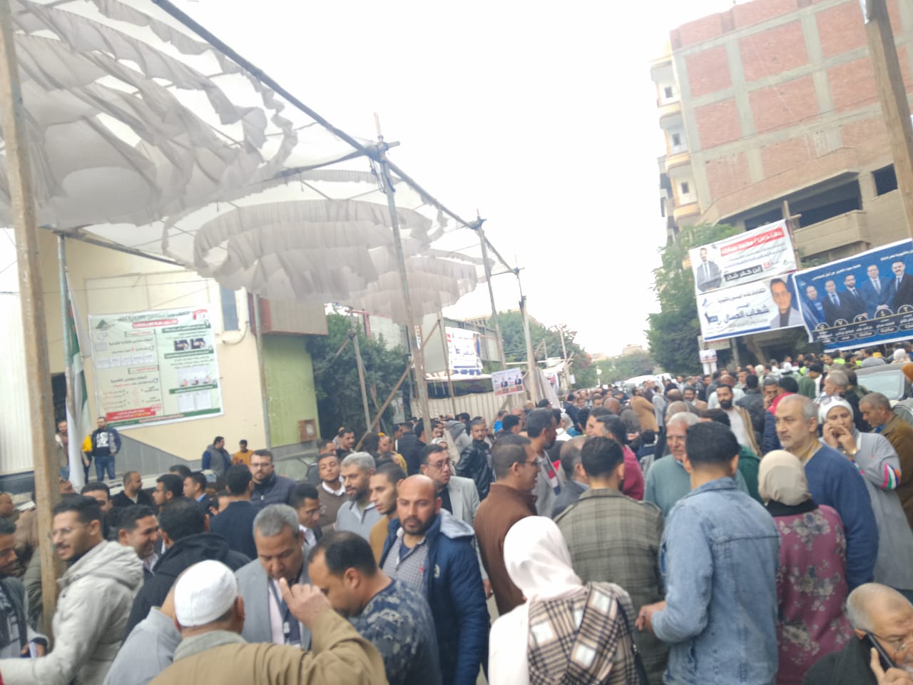 شهدت انتخابات التجديد النصفي للمهندسين في محافظة القليوبية بمقر النقابة الفرعية، اليوم، اقبالا كبيرا من أعضاء الجمعية العمومية من لهم حق التصويت على الإدلاء بأصواتهم في الانتخابات، وذلك بحضور المهندس مصطفي مجاهد نقيب المهندسين بالمحافظة، والمهندس تامر رمضان رئيس لجنه الإنتخابات، حيث تم فتح باب التصويت فى العاشرة صباحا ويستمر حتى السابعة مساء، وتجرى الانتخابات تحت إشراف قضائي وتواجد أمنى مكثف من أجهزة الأمن بالقليوبية. كانت نقابة المهندسين بالقليوبية قد أعلنت القوائم النهائية للمرشحين، حيث يتنافس 28 مرشحًا على 7 مقاعد لمجلس الإدارة منهم مقعدين لشعبة مدني و2 آخرين لشعبة مكيانيكا و3 أعضاء لشعب كهرباء وعمارة و"غزل ونسيج وتعدين وبترول وفلزات وكيمائية ونووية" بمعدل عضو واحد للشعب الثلاث. ويتنافس فى شعبة الكهرباء 6 مهندسين مرشحين لاختيار مرشح واحد، كما يتنافس فى شعبة ميكانيكا 5 مرشحين لاختيار مرشحين، بينما يتنافس فى شعبة مدنى 7 مرشحين لاختيار مرشحين، أما فى شعبة عمارة فيتنافس 5 مرشحين لاختيار مرشح واحد من بينهم، كذلك يتنافس فى شعب "غزل ونسيج وتعدين وبترول وفلزات وكيمائية ونووية"5 مرشحين لاختيار مرشح واحد من بينهم. كما تجرى انتخابات التجديد النصفي على مقاعد مجالس الشعب الهندسية الكهربائية، والمدنية، والميكانيكية، والمعمارية بواقع 5 أعضاء فوق السن و2 تحت السن والتعدين والبترول والفلزات والكيميائية والنووية، وصناعة الغزل والنسيج والمنسوجات بواقع 3 أعضاء فوق السن و2 تحت السن، بالإضافة لانتخاب 7 أعضاء من الشُّعب المختلفة لكل مجلس نقابة فرعية. وتشهد جميع الشوارع المؤدية إلى النقابة حملات دعاية ومنافسة شرسة بين المرشحين أملا في حصد أحد المقاعد السبعة لمجلس الادارة للنقابة الفرعية بالقليوبية. وتشير المؤشرات الى أن هناك مناقشة شرسة ستشهدها الإنتخابات على مقاعد أعضاء مجلس الإدارة السبعة، وعلى جميع الشعب والتى تجرى وسط إجراءات أمنية مشددة وكذلك إجراءات وقائية واحترازية حفظا على سلامة الناخبين من المهندسين بالقليوبية.