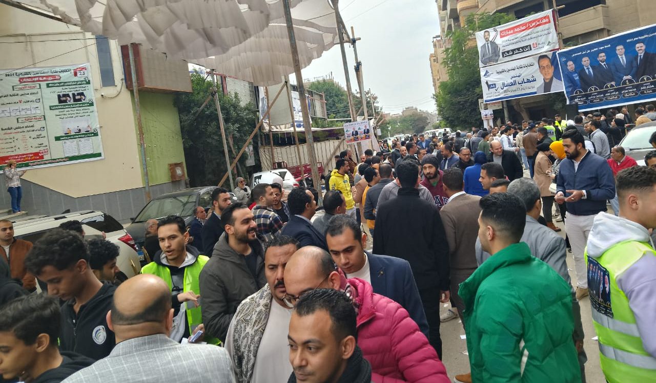 شهدت انتخابات التجديد النصفي للمهندسين في محافظة القليوبية بمقر النقابة الفرعية، اليوم، اقبالا كبيرا من أعضاء الجمعية العمومية من لهم حق التصويت على الإدلاء بأصواتهم في الانتخابات، وذلك بحضور المهندس مصطفي مجاهد نقيب المهندسين بالمحافظة، والمهندس تامر رمضان رئيس لجنه الإنتخابات، حيث تم فتح باب التصويت فى العاشرة صباحا ويستمر حتى السابعة مساء، وتجرى الانتخابات تحت إشراف قضائي وتواجد أمنى مكثف من أجهزة الأمن بالقليوبية. كانت نقابة المهندسين بالقليوبية قد أعلنت القوائم النهائية للمرشحين، حيث يتنافس 28 مرشحًا على 7 مقاعد لمجلس الإدارة منهم مقعدين لشعبة مدني و2 آخرين لشعبة مكيانيكا و3 أعضاء لشعب كهرباء وعمارة و"غزل ونسيج وتعدين وبترول وفلزات وكيمائية ونووية" بمعدل عضو واحد للشعب الثلاث. ويتنافس فى شعبة الكهرباء 6 مهندسين مرشحين لاختيار مرشح واحد، كما يتنافس فى شعبة ميكانيكا 5 مرشحين لاختيار مرشحين، بينما يتنافس فى شعبة مدنى 7 مرشحين لاختيار مرشحين، أما فى شعبة عمارة فيتنافس 5 مرشحين لاختيار مرشح واحد من بينهم، كذلك يتنافس فى شعب "غزل ونسيج وتعدين وبترول وفلزات وكيمائية ونووية"5 مرشحين لاختيار مرشح واحد من بينهم. كما تجرى انتخابات التجديد النصفي على مقاعد مجالس الشعب الهندسية الكهربائية، والمدنية، والميكانيكية، والمعمارية بواقع 5 أعضاء فوق السن و2 تحت السن والتعدين والبترول والفلزات والكيميائية والنووية، وصناعة الغزل والنسيج والمنسوجات بواقع 3 أعضاء فوق السن و2 تحت السن، بالإضافة لانتخاب 7 أعضاء من الشُّعب المختلفة لكل مجلس نقابة فرعية. وتشهد جميع الشوارع المؤدية إلى النقابة حملات دعاية ومنافسة شرسة بين المرشحين أملا في حصد أحد المقاعد السبعة لمجلس الادارة للنقابة الفرعية بالقليوبية. وتشير المؤشرات الى أن هناك مناقشة شرسة ستشهدها الإنتخابات على مقاعد أعضاء مجلس الإدارة السبعة، وعلى جميع الشعب والتى تجرى وسط إجراءات أمنية مشددة وكذلك إجراءات وقائية واحترازية حفظا على سلامة الناخبين من المهندسين بالقليوبية.