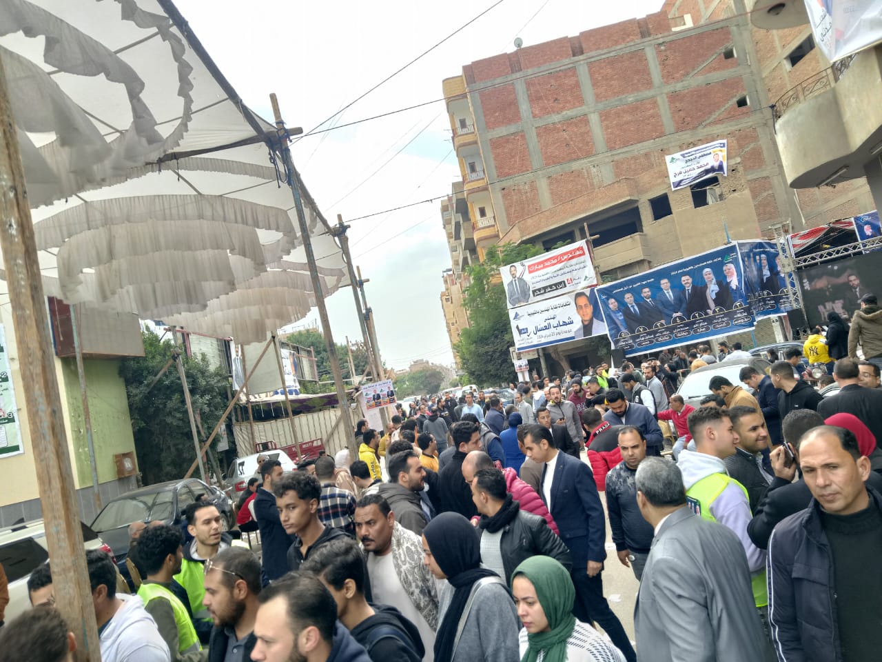 شهدت انتخابات التجديد النصفي للمهندسين في محافظة القليوبية بمقر النقابة الفرعية، اليوم، اقبالا كبيرا من أعضاء الجمعية العمومية من لهم حق التصويت على الإدلاء بأصواتهم في الانتخابات، وذلك بحضور المهندس مصطفي مجاهد نقيب المهندسين بالمحافظة، والمهندس تامر رمضان رئيس لجنه الإنتخابات، حيث تم فتح باب التصويت فى العاشرة صباحا ويستمر حتى السابعة مساء، وتجرى الانتخابات تحت إشراف قضائي وتواجد أمنى مكثف من أجهزة الأمن بالقليوبية. كانت نقابة المهندسين بالقليوبية قد أعلنت القوائم النهائية للمرشحين، حيث يتنافس 28 مرشحًا على 7 مقاعد لمجلس الإدارة منهم مقعدين لشعبة مدني و2 آخرين لشعبة مكيانيكا و3 أعضاء لشعب كهرباء وعمارة و"غزل ونسيج وتعدين وبترول وفلزات وكيمائية ونووية" بمعدل عضو واحد للشعب الثلاث. ويتنافس فى شعبة الكهرباء 6 مهندسين مرشحين لاختيار مرشح واحد، كما يتنافس فى شعبة ميكانيكا 5 مرشحين لاختيار مرشحين، بينما يتنافس فى شعبة مدنى 7 مرشحين لاختيار مرشحين، أما فى شعبة عمارة فيتنافس 5 مرشحين لاختيار مرشح واحد من بينهم، كذلك يتنافس فى شعب "غزل ونسيج وتعدين وبترول وفلزات وكيمائية ونووية"5 مرشحين لاختيار مرشح واحد من بينهم. كما تجرى انتخابات التجديد النصفي على مقاعد مجالس الشعب الهندسية الكهربائية، والمدنية، والميكانيكية، والمعمارية بواقع 5 أعضاء فوق السن و2 تحت السن والتعدين والبترول والفلزات والكيميائية والنووية، وصناعة الغزل والنسيج والمنسوجات بواقع 3 أعضاء فوق السن و2 تحت السن، بالإضافة لانتخاب 7 أعضاء من الشُّعب المختلفة لكل مجلس نقابة فرعية. وتشهد جميع الشوارع المؤدية إلى النقابة حملات دعاية ومنافسة شرسة بين المرشحين أملا في حصد أحد المقاعد السبعة لمجلس الادارة للنقابة الفرعية بالقليوبية. وتشير المؤشرات الى أن هناك مناقشة شرسة ستشهدها الإنتخابات على مقاعد أعضاء مجلس الإدارة السبعة، وعلى جميع الشعب والتى تجرى وسط إجراءات أمنية مشددة وكذلك إجراءات وقائية واحترازية حفظا على سلامة الناخبين من المهندسين بالقليوبية.