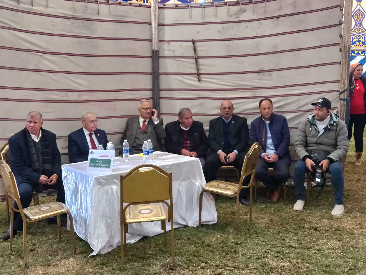 شهدت انتخابات التجديد النصفي للمهندسين في محافظة القليوبية بمقر النقابة الفرعية، اليوم، اقبالا كبيرا من أعضاء الجمعية العمومية من لهم حق التصويت على الإدلاء بأصواتهم في الانتخابات، وذلك بحضور المهندس مصطفي مجاهد نقيب المهندسين بالمحافظة، والمهندس تامر رمضان رئيس لجنه الإنتخابات، حيث تم فتح باب التصويت فى العاشرة صباحا ويستمر حتى السابعة مساء، وتجرى الانتخابات تحت إشراف قضائي وتواجد أمنى مكثف من أجهزة الأمن بالقليوبية. كانت نقابة المهندسين بالقليوبية قد أعلنت القوائم النهائية للمرشحين، حيث يتنافس 28 مرشحًا على 7 مقاعد لمجلس الإدارة منهم مقعدين لشعبة مدني و2 آخرين لشعبة مكيانيكا و3 أعضاء لشعب كهرباء وعمارة و"غزل ونسيج وتعدين وبترول وفلزات وكيمائية ونووية" بمعدل عضو واحد للشعب الثلاث. ويتنافس فى شعبة الكهرباء 6 مهندسين مرشحين لاختيار مرشح واحد، كما يتنافس فى شعبة ميكانيكا 5 مرشحين لاختيار مرشحين، بينما يتنافس فى شعبة مدنى 7 مرشحين لاختيار مرشحين، أما فى شعبة عمارة فيتنافس 5 مرشحين لاختيار مرشح واحد من بينهم، كذلك يتنافس فى شعب "غزل ونسيج وتعدين وبترول وفلزات وكيمائية ونووية"5 مرشحين لاختيار مرشح واحد من بينهم. كما تجرى انتخابات التجديد النصفي على مقاعد مجالس الشعب الهندسية الكهربائية، والمدنية، والميكانيكية، والمعمارية بواقع 5 أعضاء فوق السن و2 تحت السن والتعدين والبترول والفلزات والكيميائية والنووية، وصناعة الغزل والنسيج والمنسوجات بواقع 3 أعضاء فوق السن و2 تحت السن، بالإضافة لانتخاب 7 أعضاء من الشُّعب المختلفة لكل مجلس نقابة فرعية. وتشهد جميع الشوارع المؤدية إلى النقابة حملات دعاية ومنافسة شرسة بين المرشحين أملا في حصد أحد المقاعد السبعة لمجلس الادارة للنقابة الفرعية بالقليوبية. وتشير المؤشرات الى أن هناك مناقشة شرسة ستشهدها الإنتخابات على مقاعد أعضاء مجلس الإدارة السبعة، وعلى جميع الشعب والتى تجرى وسط إجراءات أمنية مشددة وكذلك إجراءات وقائية واحترازية حفظا على سلامة الناخبين من المهندسين بالقليوبية.