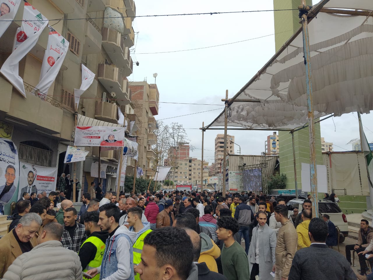 شهدت انتخابات التجديد النصفي للمهندسين في محافظة القليوبية بمقر النقابة الفرعية، اليوم، اقبالا كبيرا من أعضاء الجمعية العمومية من لهم حق التصويت على الإدلاء بأصواتهم في الانتخابات، وذلك بحضور المهندس مصطفي مجاهد نقيب المهندسين بالمحافظة، والمهندس تامر رمضان رئيس لجنه الإنتخابات، حيث تم فتح باب التصويت فى العاشرة صباحا ويستمر حتى السابعة مساء، وتجرى الانتخابات تحت إشراف قضائي وتواجد أمنى مكثف من أجهزة الأمن بالقليوبية. كانت نقابة المهندسين بالقليوبية قد أعلنت القوائم النهائية للمرشحين، حيث يتنافس 28 مرشحًا على 7 مقاعد لمجلس الإدارة منهم مقعدين لشعبة مدني و2 آخرين لشعبة مكيانيكا و3 أعضاء لشعب كهرباء وعمارة و"غزل ونسيج وتعدين وبترول وفلزات وكيمائية ونووية" بمعدل عضو واحد للشعب الثلاث. ويتنافس فى شعبة الكهرباء 6 مهندسين مرشحين لاختيار مرشح واحد، كما يتنافس فى شعبة ميكانيكا 5 مرشحين لاختيار مرشحين، بينما يتنافس فى شعبة مدنى 7 مرشحين لاختيار مرشحين، أما فى شعبة عمارة فيتنافس 5 مرشحين لاختيار مرشح واحد من بينهم، كذلك يتنافس فى شعب "غزل ونسيج وتعدين وبترول وفلزات وكيمائية ونووية"5 مرشحين لاختيار مرشح واحد من بينهم. كما تجرى انتخابات التجديد النصفي على مقاعد مجالس الشعب الهندسية الكهربائية، والمدنية، والميكانيكية، والمعمارية بواقع 5 أعضاء فوق السن و2 تحت السن والتعدين والبترول والفلزات والكيميائية والنووية، وصناعة الغزل والنسيج والمنسوجات بواقع 3 أعضاء فوق السن و2 تحت السن، بالإضافة لانتخاب 7 أعضاء من الشُّعب المختلفة لكل مجلس نقابة فرعية. وتشهد جميع الشوارع المؤدية إلى النقابة حملات دعاية ومنافسة شرسة بين المرشحين أملا في حصد أحد المقاعد السبعة لمجلس الادارة للنقابة الفرعية بالقليوبية. وتشير المؤشرات الى أن هناك مناقشة شرسة ستشهدها الإنتخابات على مقاعد أعضاء مجلس الإدارة السبعة، وعلى جميع الشعب والتى تجرى وسط إجراءات أمنية مشددة وكذلك إجراءات وقائية واحترازية حفظا على سلامة الناخبين من المهندسين بالقليوبية.