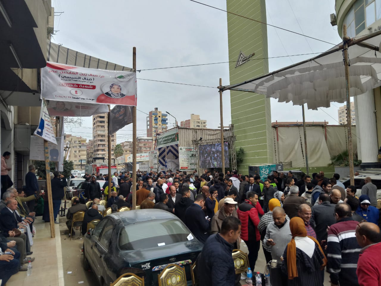 شهدت انتخابات التجديد النصفي للمهندسين في محافظة القليوبية بمقر النقابة الفرعية، اليوم، اقبالا كبيرا من أعضاء الجمعية العمومية من لهم حق التصويت على الإدلاء بأصواتهم في الانتخابات، وذلك بحضور المهندس مصطفي مجاهد نقيب المهندسين بالمحافظة، والمهندس تامر رمضان رئيس لجنه الإنتخابات، حيث تم فتح باب التصويت فى العاشرة صباحا ويستمر حتى السابعة مساء، وتجرى الانتخابات تحت إشراف قضائي وتواجد أمنى مكثف من أجهزة الأمن بالقليوبية. كانت نقابة المهندسين بالقليوبية قد أعلنت القوائم النهائية للمرشحين، حيث يتنافس 28 مرشحًا على 7 مقاعد لمجلس الإدارة منهم مقعدين لشعبة مدني و2 آخرين لشعبة مكيانيكا و3 أعضاء لشعب كهرباء وعمارة و"غزل ونسيج وتعدين وبترول وفلزات وكيمائية ونووية" بمعدل عضو واحد للشعب الثلاث. ويتنافس فى شعبة الكهرباء 6 مهندسين مرشحين لاختيار مرشح واحد، كما يتنافس فى شعبة ميكانيكا 5 مرشحين لاختيار مرشحين، بينما يتنافس فى شعبة مدنى 7 مرشحين لاختيار مرشحين، أما فى شعبة عمارة فيتنافس 5 مرشحين لاختيار مرشح واحد من بينهم، كذلك يتنافس فى شعب "غزل ونسيج وتعدين وبترول وفلزات وكيمائية ونووية"5 مرشحين لاختيار مرشح واحد من بينهم. كما تجرى انتخابات التجديد النصفي على مقاعد مجالس الشعب الهندسية الكهربائية، والمدنية، والميكانيكية، والمعمارية بواقع 5 أعضاء فوق السن و2 تحت السن والتعدين والبترول والفلزات والكيميائية والنووية، وصناعة الغزل والنسيج والمنسوجات بواقع 3 أعضاء فوق السن و2 تحت السن، بالإضافة لانتخاب 7 أعضاء من الشُّعب المختلفة لكل مجلس نقابة فرعية. وتشهد جميع الشوارع المؤدية إلى النقابة حملات دعاية ومنافسة شرسة بين المرشحين أملا في حصد أحد المقاعد السبعة لمجلس الادارة للنقابة الفرعية بالقليوبية. وتشير المؤشرات الى أن هناك مناقشة شرسة ستشهدها الإنتخابات على مقاعد أعضاء مجلس الإدارة السبعة، وعلى جميع الشعب والتى تجرى وسط إجراءات أمنية مشددة وكذلك إجراءات وقائية واحترازية حفظا على سلامة الناخبين من المهندسين بالقليوبية.