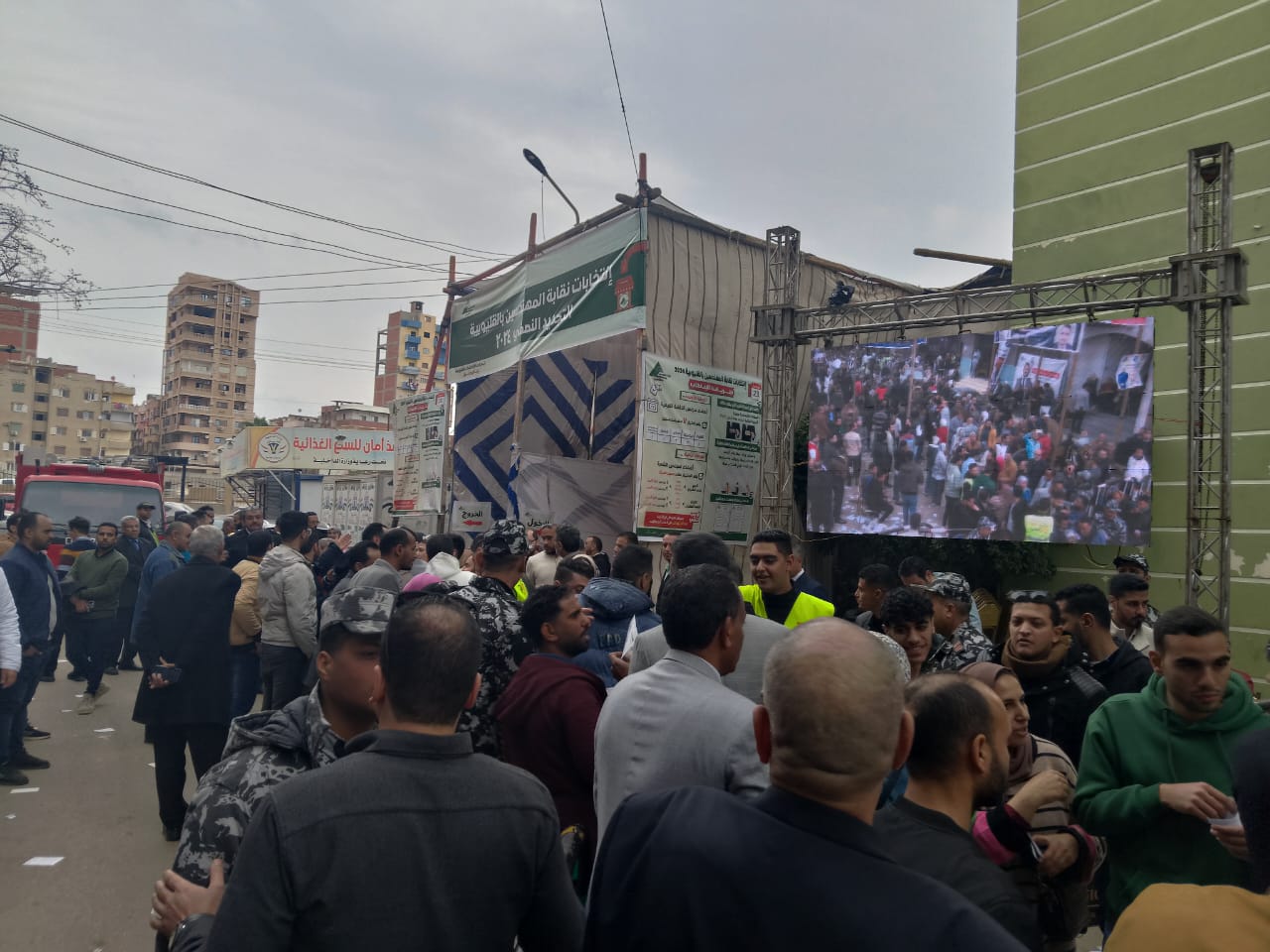 شهدت انتخابات التجديد النصفي للمهندسين في محافظة القليوبية بمقر النقابة الفرعية، اليوم، اقبالا كبيرا من أعضاء الجمعية العمومية من لهم حق التصويت على الإدلاء بأصواتهم في الانتخابات، وذلك بحضور المهندس مصطفي مجاهد نقيب المهندسين بالمحافظة، والمهندس تامر رمضان رئيس لجنه الإنتخابات، حيث تم فتح باب التصويت فى العاشرة صباحا ويستمر حتى السابعة مساء، وتجرى الانتخابات تحت إشراف قضائي وتواجد أمنى مكثف من أجهزة الأمن بالقليوبية. كانت نقابة المهندسين بالقليوبية قد أعلنت القوائم النهائية للمرشحين، حيث يتنافس 28 مرشحًا على 7 مقاعد لمجلس الإدارة منهم مقعدين لشعبة مدني و2 آخرين لشعبة مكيانيكا و3 أعضاء لشعب كهرباء وعمارة و"غزل ونسيج وتعدين وبترول وفلزات وكيمائية ونووية" بمعدل عضو واحد للشعب الثلاث. ويتنافس فى شعبة الكهرباء 6 مهندسين مرشحين لاختيار مرشح واحد، كما يتنافس فى شعبة ميكانيكا 5 مرشحين لاختيار مرشحين، بينما يتنافس فى شعبة مدنى 7 مرشحين لاختيار مرشحين، أما فى شعبة عمارة فيتنافس 5 مرشحين لاختيار مرشح واحد من بينهم، كذلك يتنافس فى شعب "غزل ونسيج وتعدين وبترول وفلزات وكيمائية ونووية"5 مرشحين لاختيار مرشح واحد من بينهم. كما تجرى انتخابات التجديد النصفي على مقاعد مجالس الشعب الهندسية الكهربائية، والمدنية، والميكانيكية، والمعمارية بواقع 5 أعضاء فوق السن و2 تحت السن والتعدين والبترول والفلزات والكيميائية والنووية، وصناعة الغزل والنسيج والمنسوجات بواقع 3 أعضاء فوق السن و2 تحت السن، بالإضافة لانتخاب 7 أعضاء من الشُّعب المختلفة لكل مجلس نقابة فرعية. وتشهد جميع الشوارع المؤدية إلى النقابة حملات دعاية ومنافسة شرسة بين المرشحين أملا في حصد أحد المقاعد السبعة لمجلس الادارة للنقابة الفرعية بالقليوبية. وتشير المؤشرات الى أن هناك مناقشة شرسة ستشهدها الإنتخابات على مقاعد أعضاء مجلس الإدارة السبعة، وعلى جميع الشعب والتى تجرى وسط إجراءات أمنية مشددة وكذلك إجراءات وقائية واحترازية حفظا على سلامة الناخبين من المهندسين بالقليوبية.