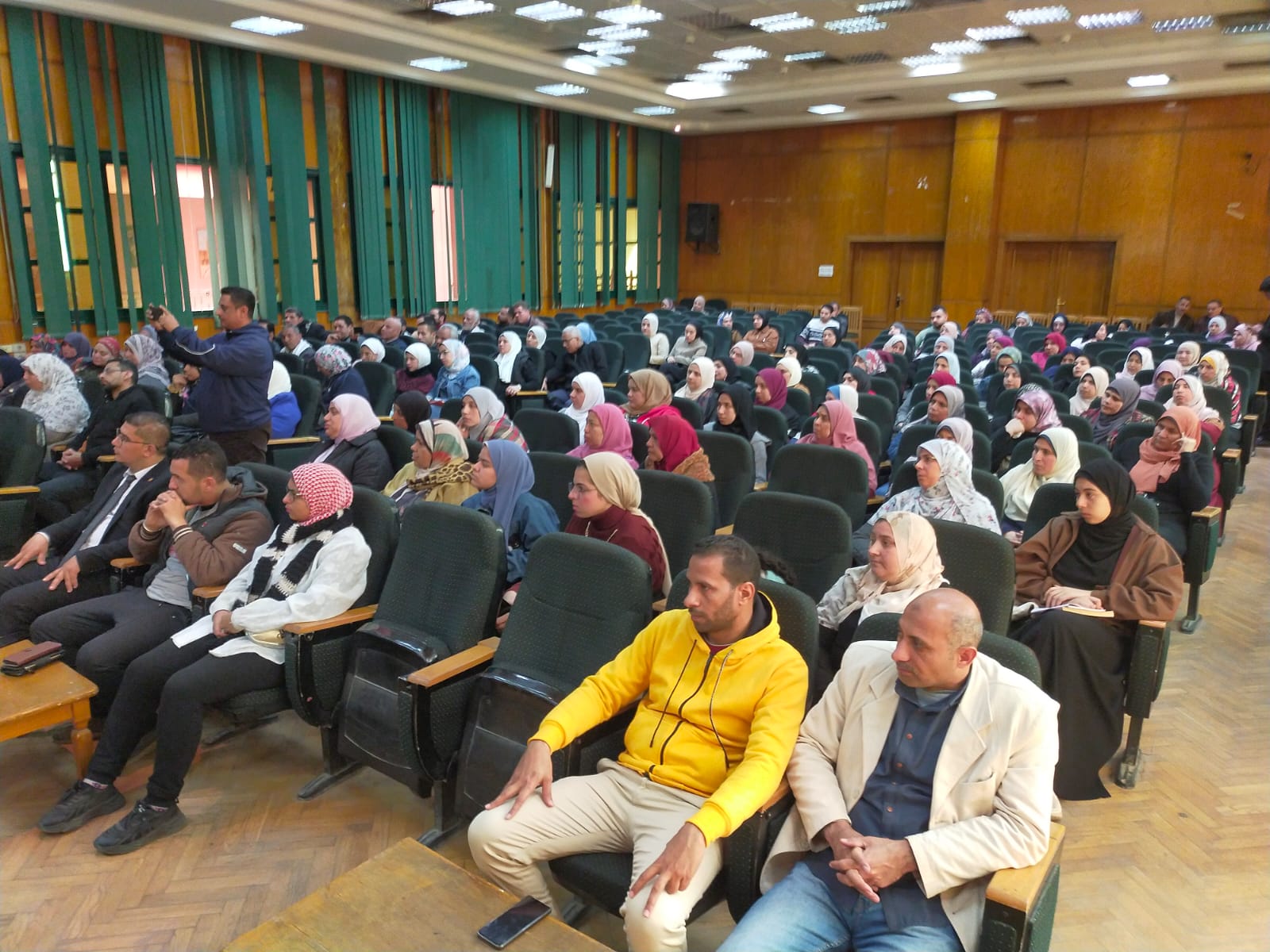 عقد مجمع اعلام بنها لقاء اعلامى بعنوان : "تأهيل الشباب لسوق العمل للحد من البطالة"، بمقر مكتبة مصر العامة، وذلك تحت رعاية اللواء عبدالحميد الهجان محافظ القليوبية. وذلك في إطار ختام حملة "تنمية الأسرة المصرية" والتى أطلقتها الهيئة العامة للاستعلامات، خلال شهري يناير وفبراير ٢٠٢٤، برئاسة الدكتور ضياء رشوان وبتوجيهات الدكتور أحمد يحيى رئيس قطاع الإعلام الداخلى، وتحت شعار "أسرتك ثروتك" والتى هدفت إلى تحقيق التغيير الاجتماعي والإقتصادي من خلال التوعية والتثقيف بقضايا السكان والتنمية. جاء هذا بحضور كل من : دكتورة نجلاء الفرماوى، مدير مكتب المبادرات الشبابية بالمحافظة، وعبد الحليم جودة بجهاز تنمية المشروعات المتوسطة والصغيرة ومتناهية الصغر بالقليوبية، والدكتورة فاطمة عبدالمنعم مدير إدارة بحوث العمالة بمديرية العمل بالقليوبية، و أحمد عزام مدير برنامج مشروعك بإدارة بنها. وحاضر اللقاء دكتور أحمد كركيت دكتوراة الإدارة الاستراتيجية واستشاري إعداد القادة والتنمية الذاتية، وذلك تحت إشراف عمرو حسن مدير عام إعلام القليوبية، وحضور أماني الحاج على مدير مجمع إعلام بنها، وتنظيم وتنفيذ مي احمد شوقي مسئول الإعلام التنموى بالمجمع. ودار اللقاء حول عدد من النقاط الهامة جاء أهمها "تنمية مهارات وقدرات الشاب" حيث تعد هي الركيزة والأساس الذى يميزه عند الالتحاق بأي عمل، وأن الدافع الداخلى هو الأساس فى تنمية الذات. وأوضح كركيت انه كلما زاد تحمل الشاب للمسئولية وفهم هذا المعنى بوضوح كلما زاد تأهله أكثر للعمل، موضحاً انه يجب أن تتغير نظرة الآباء والابناء نحو العمل، فلا يوجد عمل يقع في دائرة العيب، ولكن الأعمال الشاقة هى التى تعلم الشباب وتجعلهم اقوي. كما اوضحت الندوة الغرض من جهاز تنمية المشروعات المتوسطة والصغيرة ومتناهية الصغر هو التأهيل لسوق العمل والمساعدة على الدخول إليه من خلال تنمية مهارات وقدرات المتقدم للجهاز وتقديم دراسات الجدوى والتمويل اللازم له، موضحة برنامج مشروعك فهو من أجل دعم أصحاب المشروعات فى مختلف المجالات الزراعية والخدمية والإنتاجية.