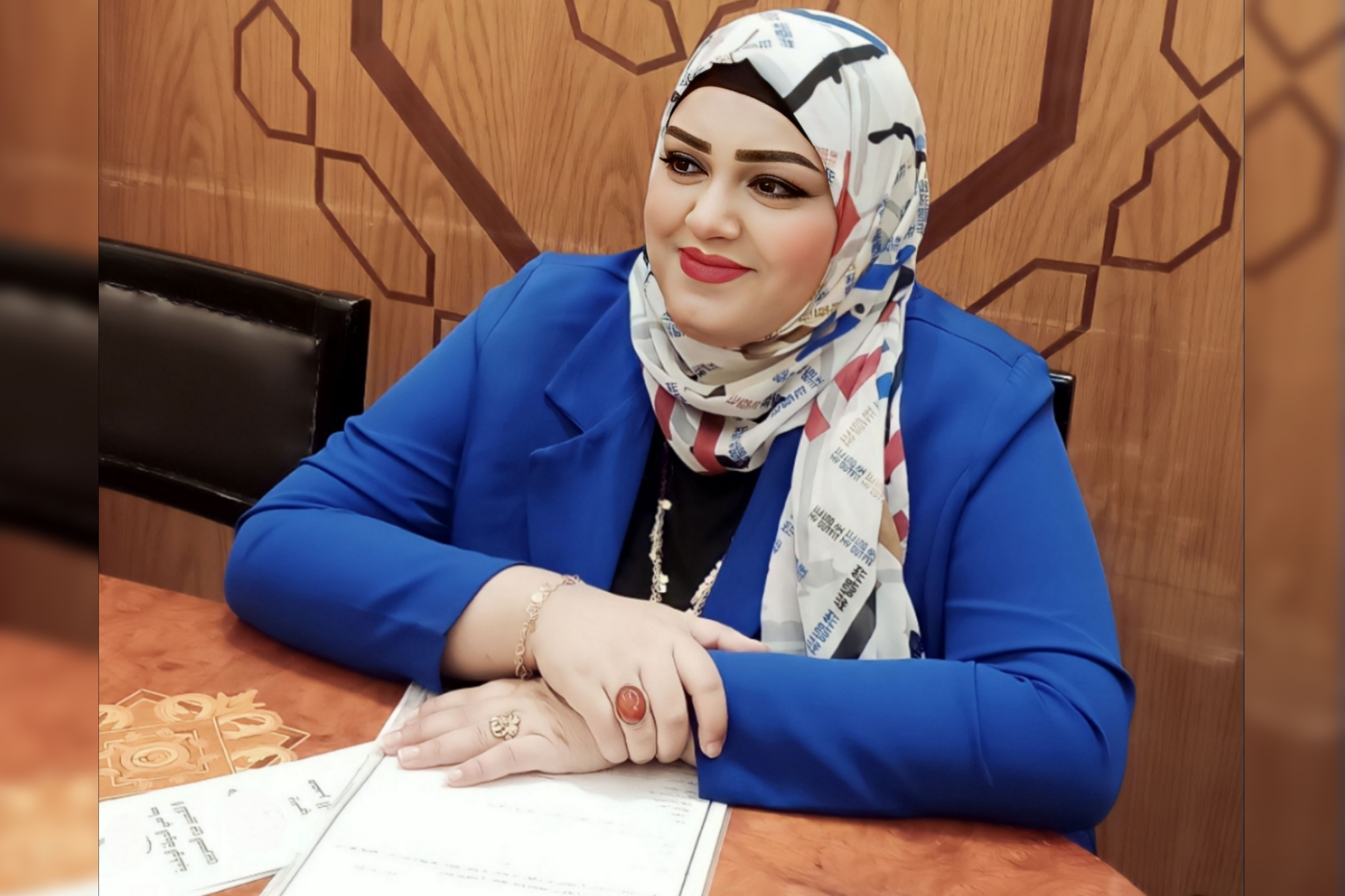 إلهام السيد تكتب عندما أتأمل الحزن العميق الذي ينتابني بِعد الهجوم على الشيخ علي جمعة، أحد كبار العلماء بالأزهر الشريف ومفتي مصر السابق، على مواقع التواصل الاجتماعي، يخيم على قلبي شعور بالأسى والغصة، لإنه عالم يعمل بجد على نشر الفهم الصحيح للإسلام وتوجيه الشباب نحو السلوكيات النبيلة، وتسهيل فهم الدين لهم، لكن للأسف، يُستهدف ويُسخر منه بسبب وجهة نظره المعتدلة. هذا الهجوم على شيخ الأزهر يؤكد على نقص الاحترام والتقدير لشخصيته ودوره الديني البارز، إنه رمز للعلماء الملتزمين بتعزيز السلام والتسامح والوحدة، يجب علينا جميعاً احترام جهوده وعمله. بعض المتعصبين يرفضون قبول وجهات النظر المختلفة، وبدلاً من ذلك يلجأون للاستهزاء والهجوم، هذا التصرف في حقيته يعكس نقصاً في التسامح والاحترام المتبادل، وهذا غير ملائم لقيم الدين الحنيف. رجل الدين الحقيقي هو الذي ينقل رسالة علمية، وهو الركيزة الأساسية لمنهج الأزهر الشريف الذي يعتبر من أقدم المؤسسات الدينية في العالم الإسلامي، ويتميز بتعليم الفقه والدين في الداخل والخارج، من بين مهامه تجليد الدين وتبسيط الأمور الدينية للشباب، ودعوتهم لمحبة الدين والتعلق به، إن مهمته الكبرى والمرتفعة مستمدة من قيم الدين الإسلامي النبيلة مثل التسامح والرحمة واللطف. وجهود الشيخ علي جمعة، بعيدة عن كونها محل استهزاء، تهدف إلى تجديد الخطاب الديني وتغيير النظرة السلبية التي يمكن أن تكون عقبة أمام الشباب في فهم الدين والتعلق به. تعيش المجتمعات في زمن من الضيق في فهم الدين، وزيادة الانحياز لقراءات متطرفة للتعاليم الدينية، مما يؤدي إلى تشتت الشباب دينياً ودنياوياً وسياسياً. لذا، يجب التفكير في تجديد الخطاب الديني وتغيير النظرة السلبية التي قد يتعرض لها الشباب أحيانًا، ويتعين دفعهم نحو التدين بأساليب لطيفة ومحببة، دون ترهيب أو قسوة. من الضروري أن نعيد الدين إلى مساره الأصلي، الذي هو السهولة واليسر، ونتجنب التشدد الذي يثير البلبلة والانقسامات، الدين يعبر بجميع مكوناته عن السلام والرحمة والتسامح، وهذا ما يبرزه الشيخ علي جمعة من خلال جهوده في تبسيط الدين وجعله مفهومًا للجميع وللشباب بوجه الخصوص لأنهم هم الهدف، يُنبغي علينا الحفاظ على تراث الدين وقيمه النبيلة، وتشجيع الشباب على فهم الدين بروح من التسامح والرحمة. التراث الديني هو عبارة عن مرآة تعكس تاريخ وثقافة شعوبنا، كما أنه مصدر للقيم النبيلة التي تشكل أساس تعايشنا في حياتنا اليومية من خلال الاهتمام بحفظ هذا التراث ونقله إلى الأجيال القادمة، ويمكننا تعزيز الوعي الديني لدى الشباب وتشجيعهم على فهم الدين بروح من التسامح والرحمة.