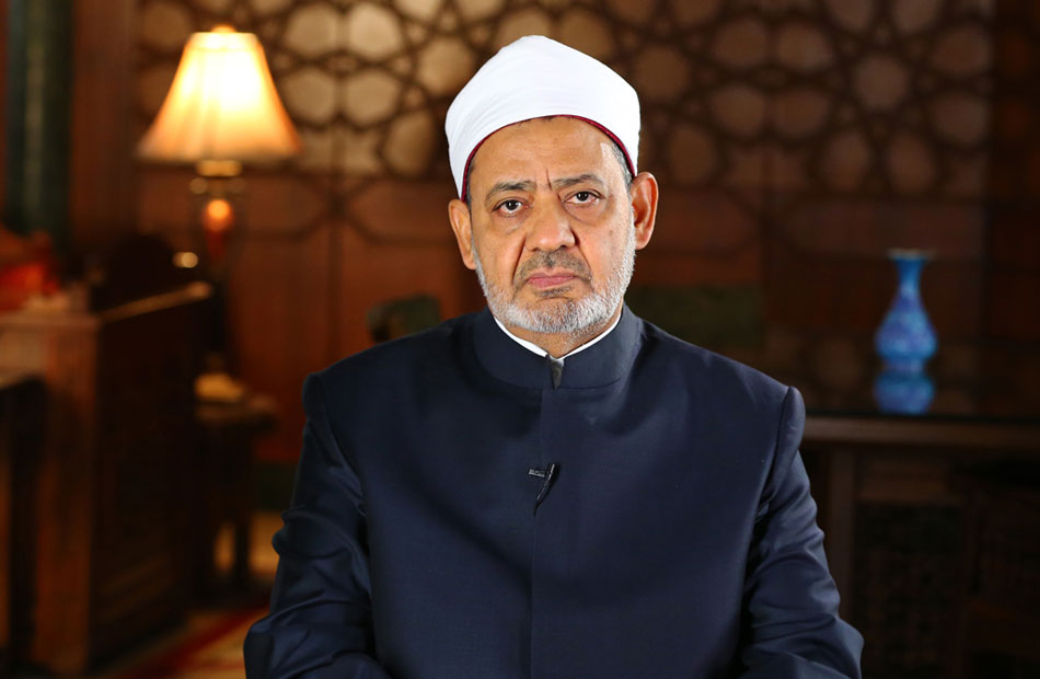قال فضيلة الإمام الأكبر أ.د/ أحمد الطيب، شيخ الأزهر، إن على المسلم والمؤمن أن يستعمل أسماء الله الحسنى في الدعاء وأن يعتمد عليها اعتمادا كليا، والدليل على ذلك قوله تعالى "ولله الأسماء الحسنى فادعوه بها" وقوله تعالى "قل ادعوا الله أو ادعوا الرحمن أيما تدعوا فله الأسماء الحسنى"، مشيرا إلى أنه ورد في أسباب نزول هذه الأية أن أبا جهل سمع النبي صلى الله عليه وسلم يقول "يا الله ويا رحمن" فقالوا يدعونا محمد إلى إله واحد وهو يدعو ويعبد إلهين، فنزلت هذه الآية، مبينا فضيلته أنه من البديهيات أن كثرة الصفات لا تقدح في وحدة الذات. وأشار شيخ الأزهر إلى أنه بدون هذه الأسماء الحسنى لما استطعنا أن نعرف الله، وأنه يصعب تصور الإيمان بالله سبحانه وتعالى، ولم يرد في القرآن ولا في السنة أي وصف له جل وعلا، فالأسماء الحسنى هي النوافذ على معرفة الله سبحانه وتعالى، ولولاها لأصبحنا نعبد مجهولا وهو ما لا يصح في جنب الله جل وعلا، مشيرا فضيلته أن الأسماء الحسنى تنشئ إنسانا كله خير في جميع جوانبه، وتبعث في الإنسان القدرة على التأمل في الرزق من خلال اسم الرزاق على سبيل المثال، وتؤكد ثقة الإنسان في أن الله هو من يرزقه ولا أحد سواه. وأوضح فضيلته معنى كلمة أحصاها الواردة في الحديث الشريف "إن لله تسعة وتسعين اسما من أحصاها دخل الجنة"، بأن من أحصاها تعني من وعاها ومن عرفها، مشيرا إلى أن هناك من فسر الإحصاء هنا بمعنى من حفظها، ولكن لم يثبت أن النبي صلى الله عليه وسلم أمر بحفظها، لكن الذي يلزمنا هو الوعي بها وبمعانيها والدعاء بها، مشيرا إلى أن الإحصاء لا يدل على الحصر الذي يعني أن الله تعالى ليس له أي اسم آخر سوى هذه الأسماء، لأن الإحصاء هنا مرتبط بدخول الجنة "من أحصاها دخل الجنة"، ولم يكن لحصر تلك الأسماء في ال99 اسم. قال فضيلة الإمام الأكبر أ.د/ أحمد الطيب، شيخ الأزهر، إن على المسلم والمؤمن أن يستعمل أسماء الله الحسنى في الدعاء وأن يعتمد عليها اعتمادا كليا، والدليل على ذلك قوله تعالى "ولله الأسماء الحسنى فادعوه بها" وقوله تعالى "قل ادعوا الله أو ادعوا الرحمن أيما تدعوا فله الأسماء الحسنى"، مشيرا إلى أنه ورد في أسباب نزول هذه الأية أن أبا جهل سمع النبي صلى الله عليه وسلم يقول "يا الله ويا رحمن" فقالوا يدعونا محمد إلى إله واحد وهو يدعو ويعبد إلهين، فنزلت هذه الآية، مبينا فضيلته أنه من البديهيات أن كثرة الصفات لا تقدح في وحدة الذات. وأشار شيخ الأزهر إلى أنه بدون هذه الأسماء الحسنى لما استطعنا أن نعرف الله، وأنه يصعب تصور الإيمان بالله سبحانه وتعالى، ولم يرد في القرآن ولا في السنة أي وصف له جل وعلا، فالأسماء الحسنى هي النوافذ على معرفة الله سبحانه وتعالى، ولولاها لأصبحنا نعبد مجهولا وهو ما لا يصح في جنب الله جل وعلا، مشيرا فضيلته أن الأسماء الحسنى تنشئ إنسانا كله خير في جميع جوانبه، وتبعث في الإنسان القدرة على التأمل في الرزق من خلال اسم الرزاق على سبيل المثال، وتؤكد ثقة الإنسان في أن الله هو من يرزقه ولا أحد سواه. وأوضح فضيلته معنى كلمة أحصاها الواردة في الحديث الشريف "إن لله تسعة وتسعين اسما من أحصاها دخل الجنة"، بأن من أحصاها تعني من وعاها ومن عرفها، مشيرا إلى أن هناك من فسر الإحصاء هنا بمعنى من حفظها، ولكن لم يثبت أن النبي صلى الله عليه وسلم أمر بحفظها، لكن الذي يلزمنا هو الوعي بها وبمعانيها والدعاء بها، مشيرا إلى أن الإحصاء لا يدل على الحصر الذي يعني أن الله تعالى ليس له أي اسم آخر سوى هذه الأسماء، لأن الإحصاء هنا مرتبط بدخول الجنة "من أحصاها دخل الجنة"، ولم يكن لحصر تلك الأسماء في ال99 اسم.