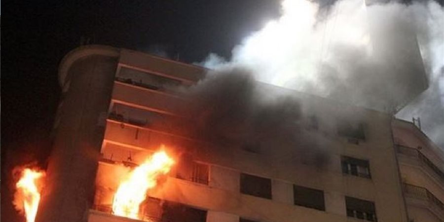 اندلع حريق داخل شقة سكنية فى منطقة مصر القديمة، وعلى الفور تمت السيطرة عليه دون إصابات وتولت النيابة المختصة التحقيقات. وللحماية من الحرائق يجب اتباع أسس وقواعد السلامة، ومنها: - التأكد من تعليمات التشغيل الخاصة بكل جهاز كهربى قبل تشغيله. - افصل التيار الكهربى عند قيامك بأعمال منزلية كغسيل الجدران والأسقف والأرضيات. - عدم ترك الدفايات ليلا أثناء نوم جميع القاطنين بالشقة لتجنب حدوث ماس. - صيانة جميع الأسلاك الكهربائية بشكل دورى. - التأكد من أن كل الأسلاك الكهربائية الداخلية والخارجية داخل الأنابيب المعزولة. - لا تقم بتشغيل أى مصدر كهربى فى حالة الاشتباه فى وجود تسرب غاز. - تجنب تشغيل أكثر من جهاز على مشترك واحد وتركها أثناء النوم. - تجنب وضع الأجهزة الكهربائية بجوار السوائل منعا لحدوث ماس واشتعال الشقة. - تجنب تشغيل الأجهزة الكهربائية لعدد ساعات طويلة مثل الدفايات التى ينجم عنها الحرائق. - عدم استخدام الأدوات الكهربية الرخيصة أو الماركات المستحدثة وغير الصالحة للاستخدام.