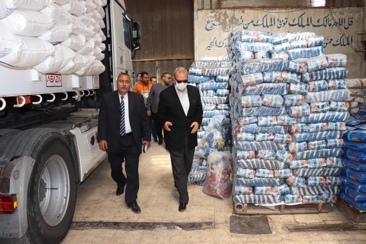 في إطار متابعته لتطبيق مبادرة تخفيض أسعار السلع الغذائية، قام عبد الحميد الهجان محافظ القليوبية، بتفقد مصنع لتعبئة المواد الغذائية بعد توفير 170 طن سكر للمصنع لتعبئته وتوزيعه تحت إشراف مديرية التموين على المعارض والمحلات لبيعه بسعر 27 ج للكيلو . وخلال الجولة، اطمأن المحافظ على جودة المواد الغذائية المُنتجة، وكميات السكر المُخصصة للمبادرة، ومدى توافرها بأسعار مُخفضة للمواطنين مؤكدا على أهمية توفير السلع الغذائية بأسعار مناسبة للمواطنين، خاصة في ظل الظروف الاقتصادية الحالية. كما وجه المحافظ بضرورة تكثيف الرقابة على الأسواق، والتأكد من عدم وجود أي مخالفات أو احتكار للسلع وتأتي هذه الجولة في إطار حرص المحافظة على توفير السلع الغذائية للمواطنين بأسعار مُخفضة، وتحسين مستوى المعيشة .