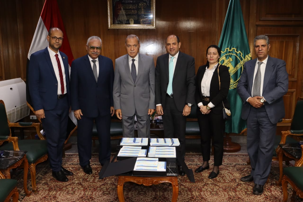 إستقبل عبد الحميد الهجان محافظ القليوبية بمكتبه بديوان عام المحافظة طه عبد العزيز رئيس قطاع القليوبية بالبنك الزراعي المصري، وهشام الهريسي المستشار الإئتماني بالبنك، وسارة فكري مدير المكتب الفني، وحازم إسماعيل مدير إدارة الائتمان بالبنك الزراعي المصري، وإمام فوزي وكيل وزارة التضامن الاجتماعي، حيث قدموا لمحافظ القليوبية تبرع بمبلغ 500 ألف جنيه لصالح الأسر الاكثر احتياجا بالمحافظة، وذلك فى صورة قسائم شراء مواد غذائية صادرة من مؤسسة مصر الخير بالتعاون مع وزارة التموين بعدد من القسائم قيمتها 200 جنيه تسلم للمستحق ليقوم بصرف المواد الغذائية وفقا لاحتياجاته، من أى مجمع استهلاكي يتبع الشركة القابضة للمواد الغذائية،  ويأتي ذلك في إطار المسئولية المجتمعية للبنك الزراعي المصري للمساهمة في دعم الأسر الأكثر إحتياجاً والأولى بالرعاية في كافة محافظات الجمهورية، ومساندة جهود الدولة لتوفير الحماية الإجتماعية لتلك الفئات ومساعدتهم على مواجهة ارتفاع تكاليف المعيشة ومتطلبات الحياة .  ومن جانبه عبر محافظ القليوبية عن تقديره للدور المجتمعي الذي يقوم به البنك الزراعي المصري في تقديم كافة أوجه الدعم والمساعدة للأسر الأولى بالرعاية والأكثر احتياجًا بالمحافظة، بالتزامن مع حلول شهر رمضان المبارك ، مثمنا جهود التعاون بين البنك ومحافظة القليوبية في العديد من المجالات التي تنعكس على تحقيق التنمية في المحافظة وتعود بالنفع على كافة المواطنين . وأكد سامي عبد الصادق نائب رئيس البنك الزراعي المصري على أن البنك يعمل على دعم الأسر الأكثر احتياجًا في كافة محافظات الجمهورية بالعديد من البرامج الاجتماعية، مثل تيسير زواج الفتيات وتوزيع السلع الرمضانية وغيرها من البرامج الاجتماعية الأخرى لتوفير حياة كريمة لجميع المواطنين، موضحا أن البنك الزراعي المصري يستهدف من خلال قوافل الخير مد قاعدة الحماية الاجتماعية والوصول لأكبر عدد ممكن من الأسر الأكثر احتياجاً بالمناطق المحرومة والنائية في كافة أنحاء الجمهورية .