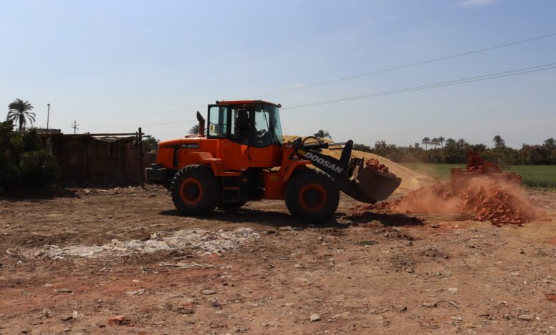 Photo of إزالة شونة مواد بناء على أرض زراعية بنوى ومصادرة مواد البناء واتخاذ الإجراءات القانونية تجاه المخالفين بالقليوبية