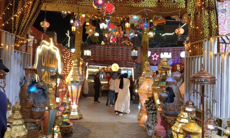 Photo of عربات حمص الشام والفول والكنافة.. أجواء رمضانية وخيمة المعز بمدينة بنها