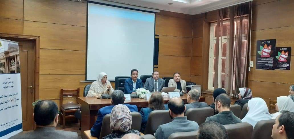  افتتح الدكتور ناصر الجيزاوي رئيس جامعة بنها فعاليات النسخة الثانية من تطبيق أداء للمتابعة الإلكترونية لتنفيذ الخطط الإستراتيجية للجامعة. جاء ذلك بحضور الدكتورة فاطمة عبد الوهاب مدير التخطيط الإستراتيجي ، والدكتور محمد عبد الفتاح مديرمركز الاختبارات الإلكترونية المركزية ، ووكلاء الكليات لشئون الدراسات العليا والبحوث ، وأمين عام الجامعة، والأمناء المساعدين، ومديري وحدات التخطيط الاستراتيجي والمراكز بالكليات، وعدد من مديري إدارات الجامعة.  وقال الدكتور ناصر الجيزاوي إن الهدف من إطلاق الجامعة النسخة الثانية من تطبيق أداء للمتابعة الالكترونية لمتابعة تنفيذ الخطة الاستراتيجية بالكليات هو ضمان التنفيذ طبقا للخطة الموضوعة وزيادة فعاليتها وتقليل الجهد والوقت والتكلفة المبذولة والذي بدوره يساهم في اتجاه الجامعة نحو جامعة ذكية ، من خلال إدخال كافة المؤشرات الخاصة بالمنظومة وربطها بمؤشرات قياس أداء. وأكد " الجيزاوي " على استكمال منظومة التطبيقات الالكترونية لكافة أنشطة الجامعة حتى نتمكن من مواكبة العصر ومواءمة الاحتياجات المتجددة بشكل أسرع ، مشيرا إلي أنه سيتم رفع التطبيق على منصة الجامعة للحصول على معلومات جيدة تفيد متخذي القرار. من جانبها أشارت الدكتورة فاطمة عبد الوهاب إلي ضرورة المتابعة الإلكترونية لتنفيذ الخطة الاستراتيجية وتطوير النسخة الثانية من التطبيق لتلبي احتياجات المستخدمين للتطبيق والتطوير لتطبيق أداء في ضوء الدراسة التقييمية التي أجريت على التطبيق السابق للحصول على بيانات ومعلومات تتسم بالدقة والجودة .