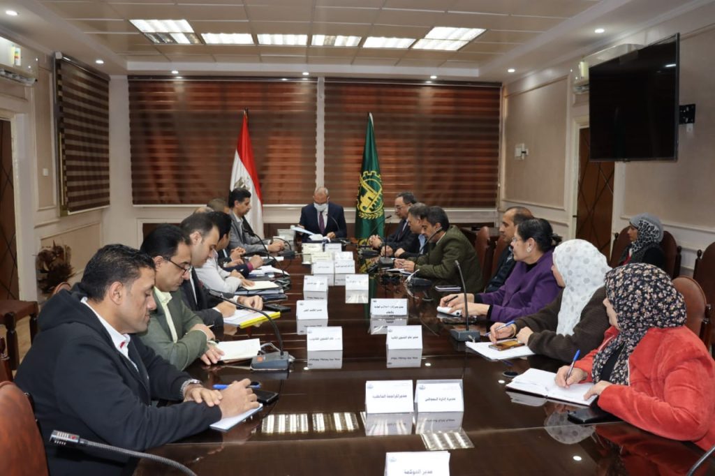 محافظ القليوبية يعقد اجتماعاً لمتابعة تنفيذ بروتوكول التعاون بين وزاره الري والمحافظة للاستفادة من الأراضي غير المستغلة ************** عقد عبد الحميد الهجان محافظ القليوبية اجتماعاً لمناقشة تنفيذ بروتوكول تعاون مشترك بين محافظة القليوبية ووزارة الري، لتطوير عدد من المناطق بمدن القناطر الخيرية وشبرا الخيمة وقليوب وبنها. بحضور كل من الدكتور سمير حماد نائب المحافظ واللواء إيهاب سراج الدين السكرتير العام للمحافظة والمهندس أحمد نزيه وكيل وزارة الري بالقليوبية والمهندس هيثم الدسوقي رئيس مجلس مدينة شبرا الخيمة واللواء طارق ماهر رئيس مجلس مدينة القناطر الخيرية واللواء محمد صحصاح رئيس حي غرب شبرا الخيمة ومديري الشئون القانونية والإدارة المالية والشئون الهندسية ومدير إدارة المراجعة والحوكمة ومدير إدارة التطوير الحضري والمكتب الفني . ناقش الاجتماع عدداً من الموضوعات ومن أهمها تطوير قرية مرجانة والتي تقع على مساحة 5 أفدنة و21 قيراطا وتحويلها إلى مركز للجذب السياحي، وكذا تطوير أرض الكامب بجوار كوبري محمد علي والتي تقع على مساحة 7000متر على فرع دمياط ليتم استغلال تلك المنطقة لعمل موقف عمومي ولعمل مشروعات استثمارية لخدمة المحافظة وأبنائها، وأيضا تطوير بعض المناطق الأخرى منها الترعه البولاقية بالإضافة إلى عمل مشروعات ومحلات للشباب على ترعة الساحل بحي غرب، بالإضافة الي عمل رفع مساحي من قبل الشبكات الأرضية لأراضي هندسة ري بنها وهندسة ري قليوب ليتم طرحها وعمل مشروعات استثمارية لخدمة المواطنين . ومن جانبه، صرح "الهجان" أن هذه المشروعات تأتي ضمن حرص محافظة القليوبية على الاستفادة من قطع الأراضي غير المستغلة، وتماشياً مع التوجهات العامة لتعظيم الاستفادة من الأصول ذات النفع العام وفقاً للخطة الاستراتيجية طويلة المدى للدولة المصرية لتحقيق مبادئ وأهداف التنمية المستدامة في كافة المجالات، واتساقاً مع سياسة التعاون بين مختلف الأجهزة لتحقيق أفضل عوائد ممكنة تعود بالنفع على المواطنين وتعظيم موارد الدولة.